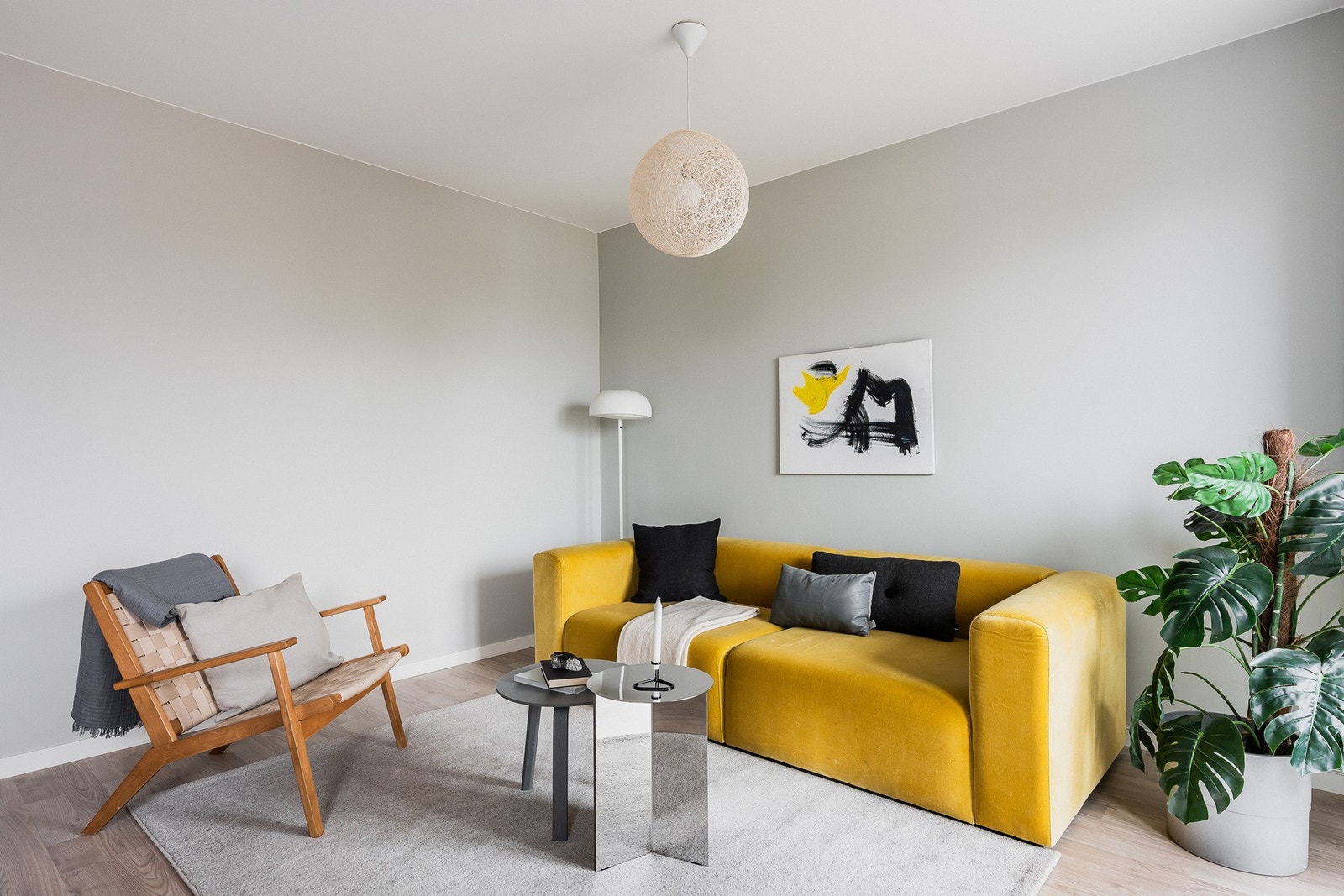 Stuen og kjøkkenet danner et åpent og romslig allrom, som innbyr til hygge fra tidlig morgen til sent på kveld. Galleribilde