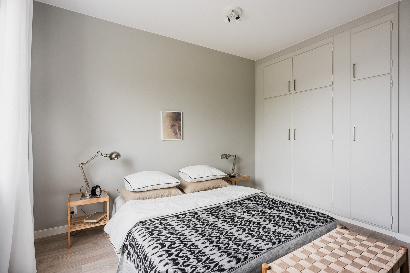 Klærne ryddes enkelt bort i plassbygde garderobeskap på hovedsoverommet. Galleribilde