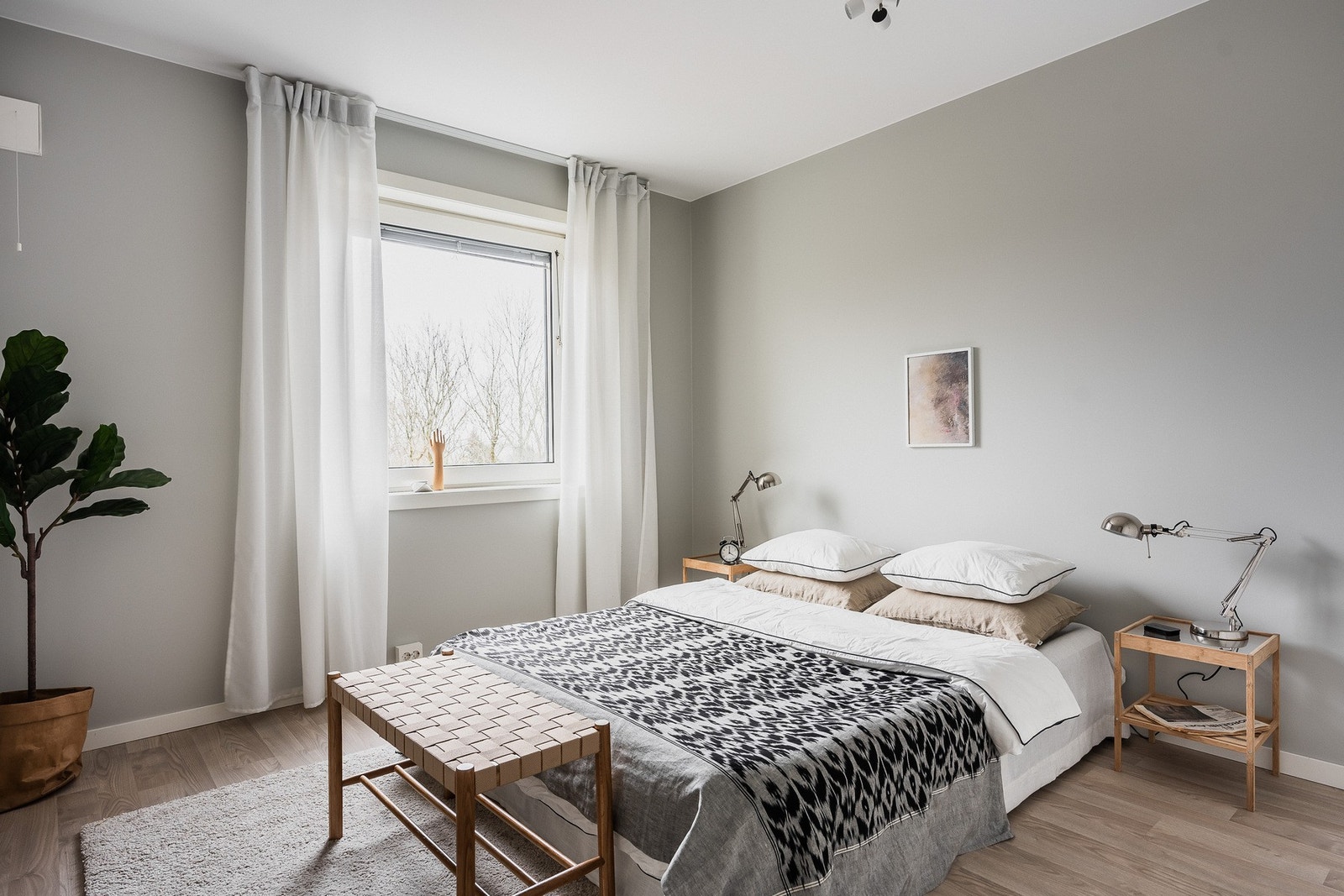 Et fint laminatgulv fra 2016/17 bidrar til en flytende overgang mellom rommene. Galleribilde