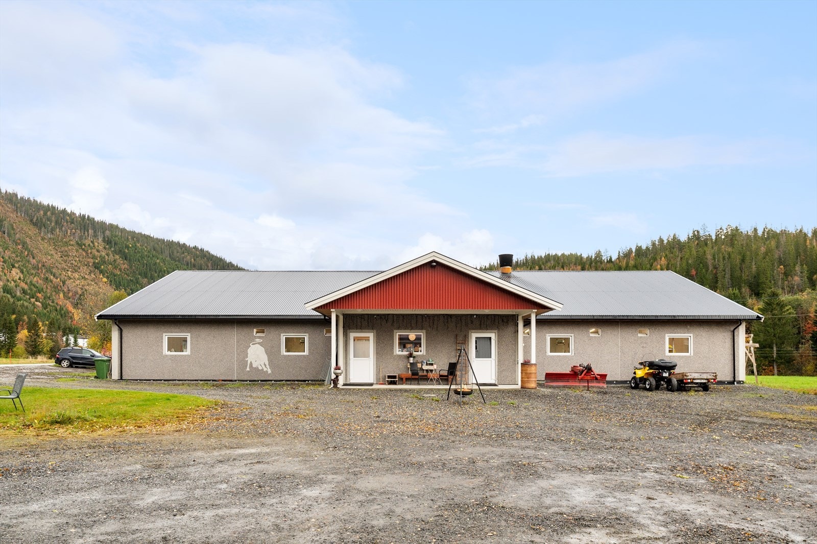 Fjøsbygning mot tun Galleribilde