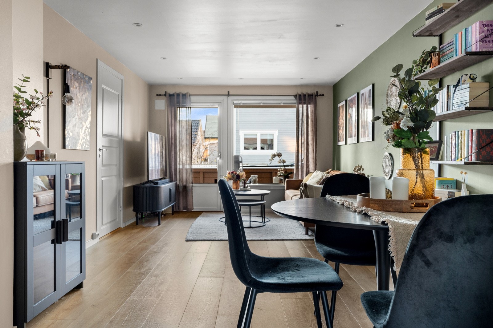 De store vinduene mot vest sikrer rikelig med lys inn i leiligheten. Galleribilde