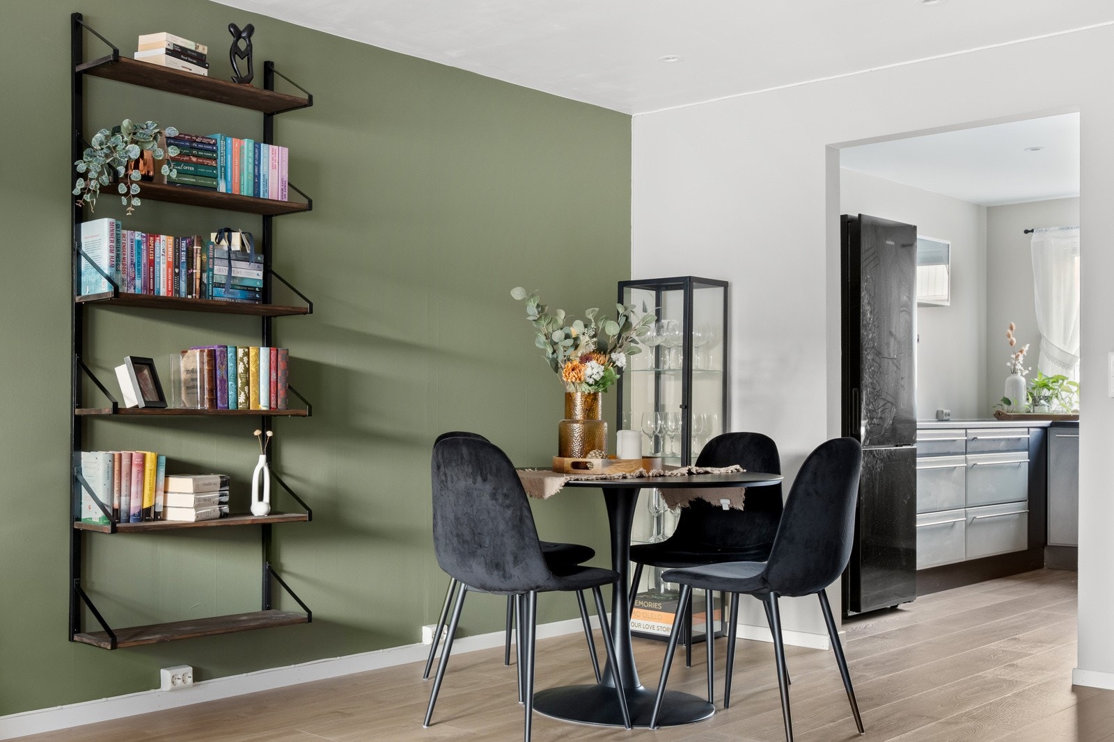 Leiligheten har en romslig stue på 22,6 kvadrat, med inngang til kjøkkenet. Galleribilde