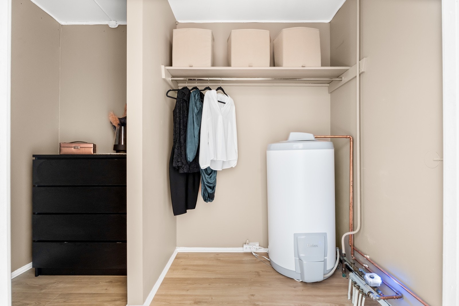 Vegg i vegg med badet er det en praktisk bod. Varmtvannsberederen er ny i 2024. Galleribilde