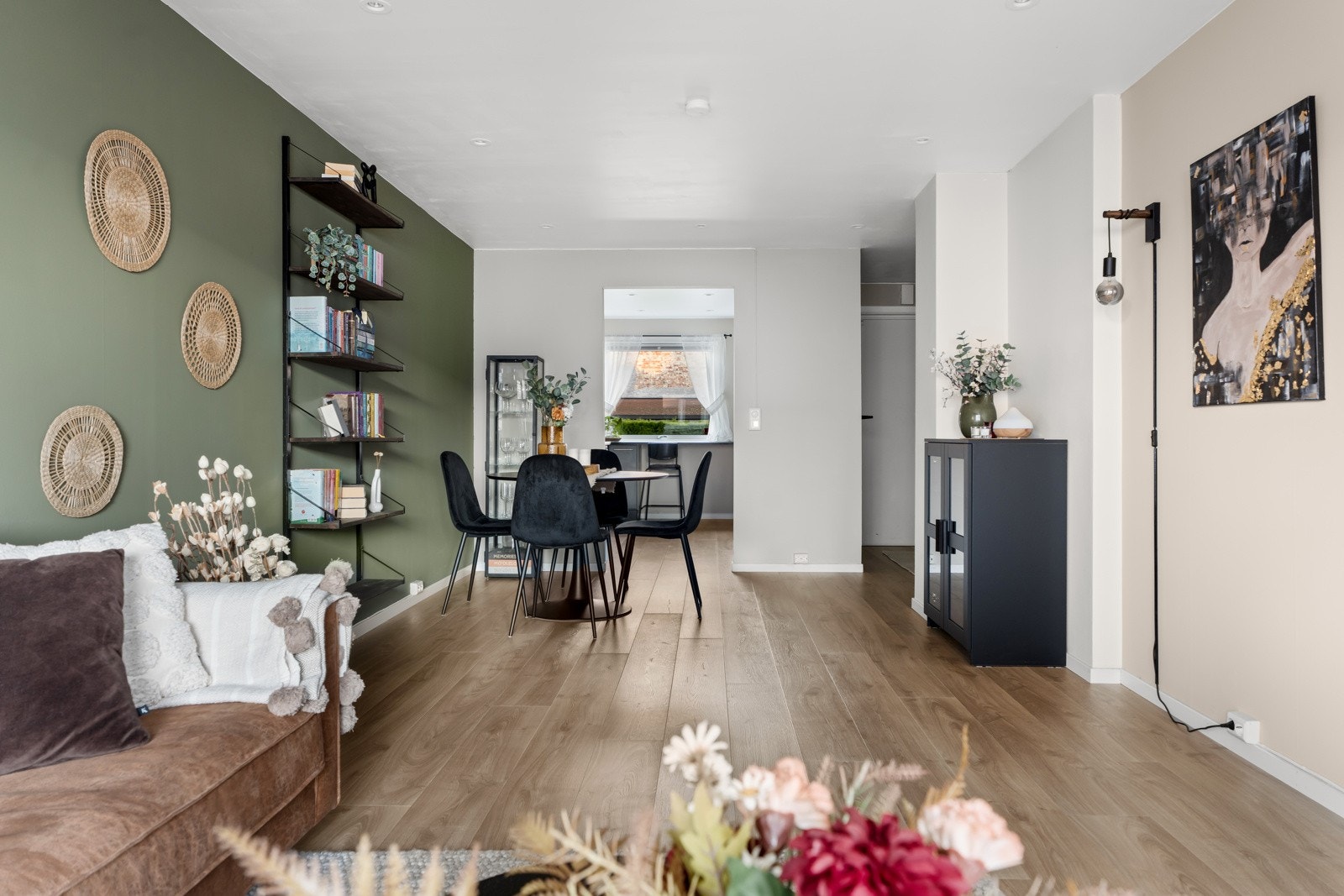 Romslig stue. Her er det mulighet å sette inn vedfyring. Galleribilde