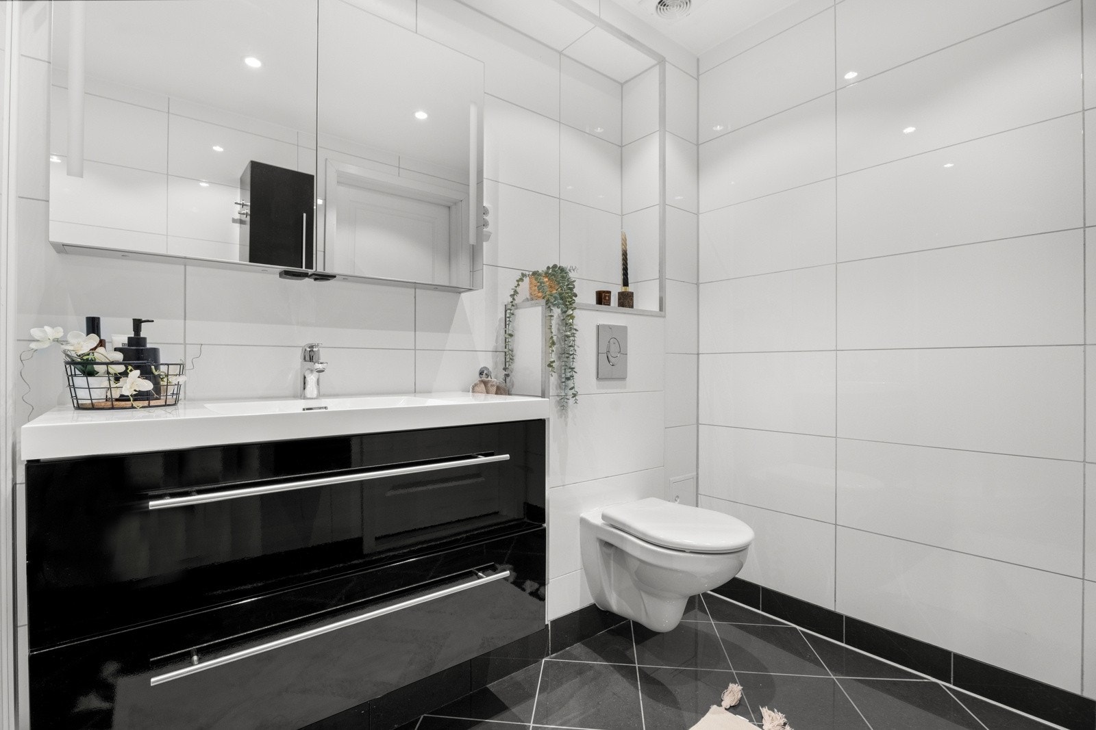 Badet har flislagt gulv og vegger. Rommet er på 5,8 kvadrat. Galleribilde