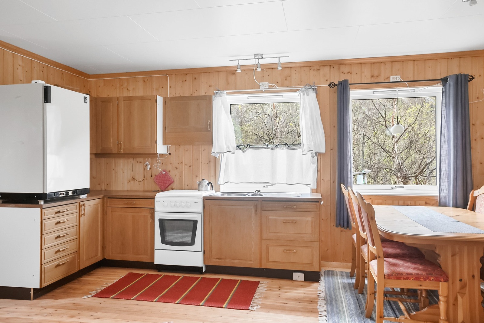 Kjøkkenet har en behagelig benkeplass og er utstyrt med gass komfyr. Galleribilde