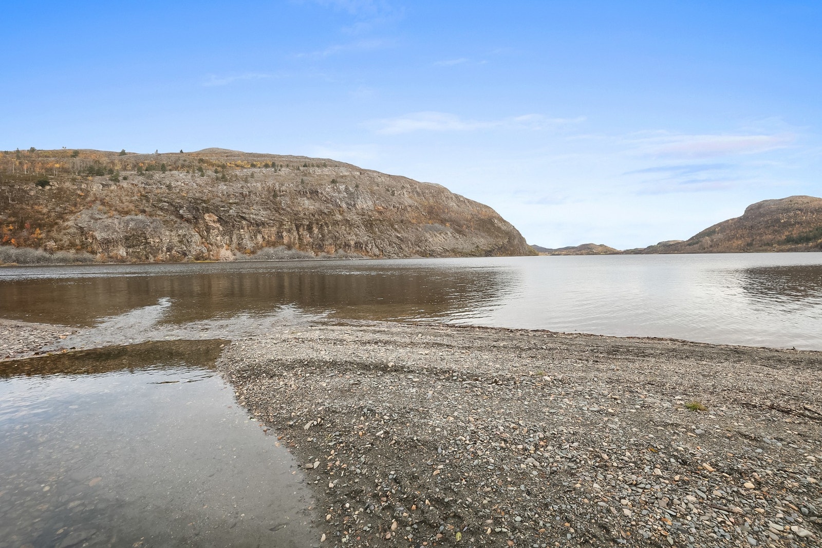 Her får du stillhet, nærhet til fjell og fiskevann. Galleribilde