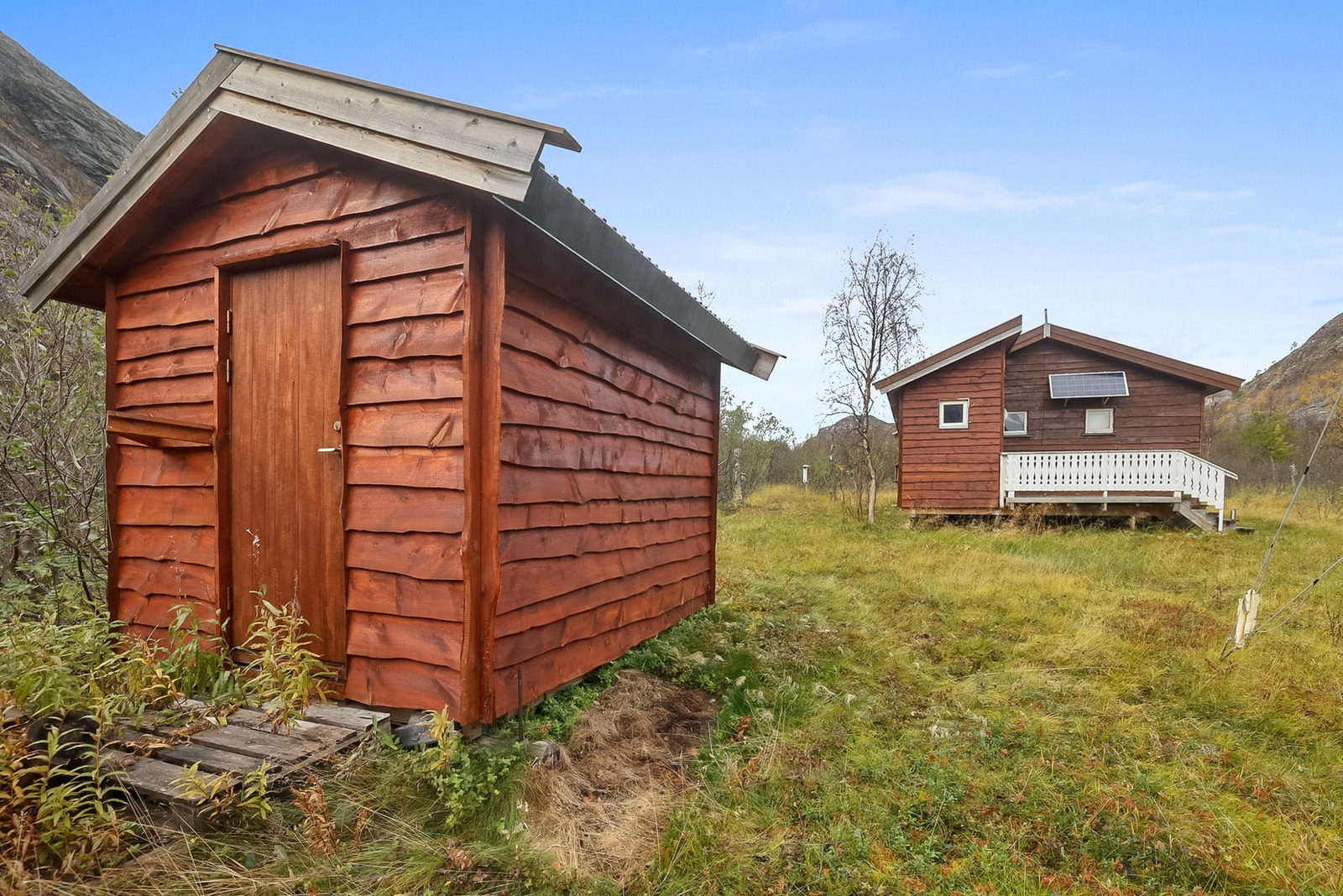 Hytten følger også med en utvendig bod. Galleribilde