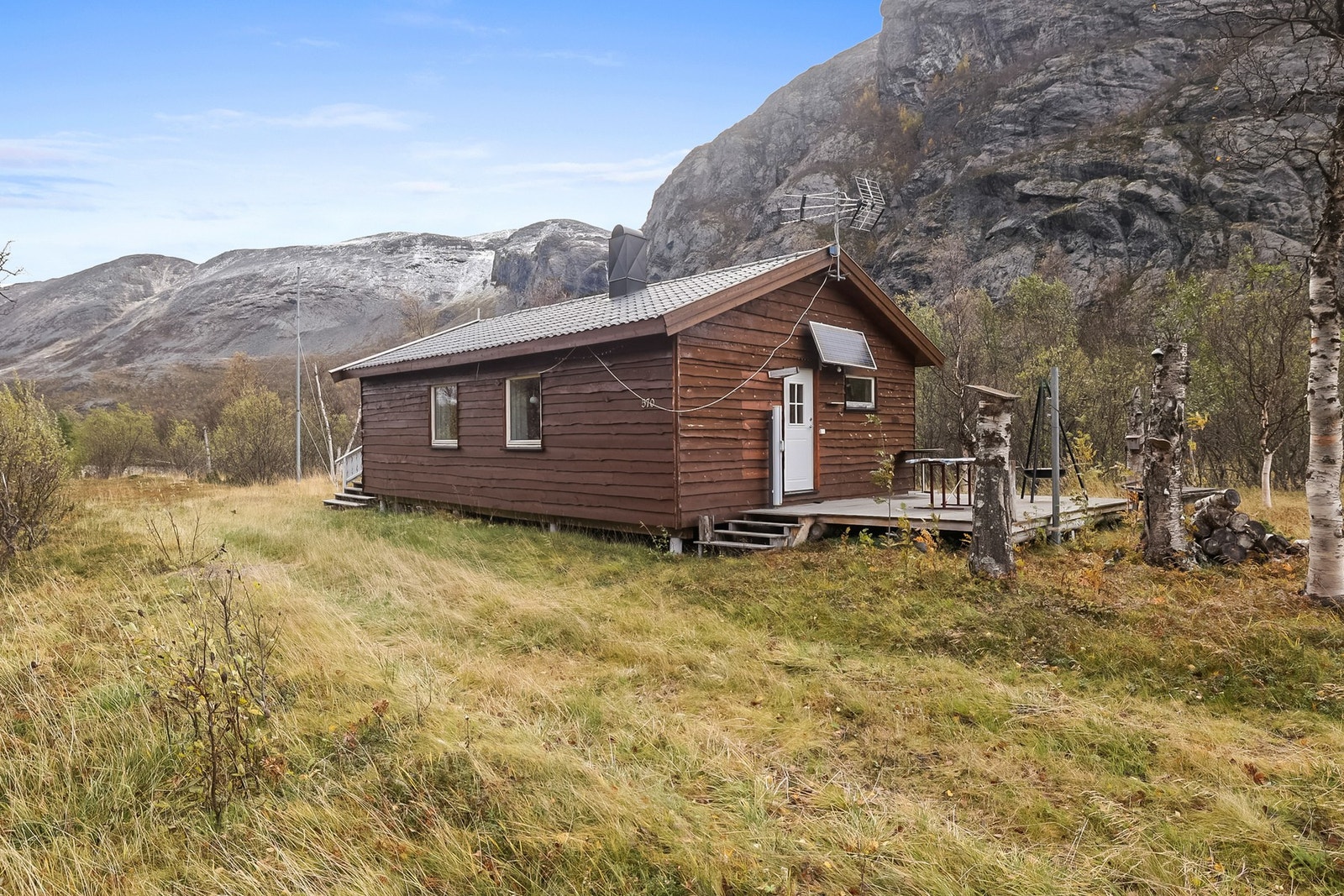 Hytten er omgitt av majestetiske fjell og vakker natur. Galleribilde