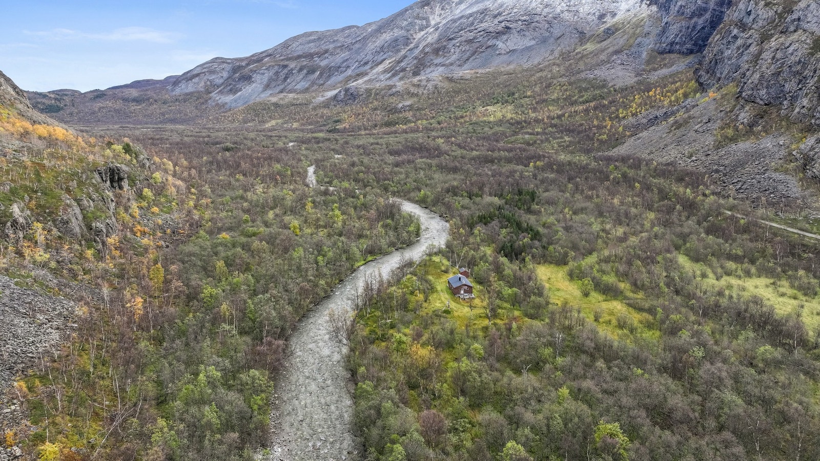 Selv om eiendommen ligger tilbaketrukket, er det god tilgang til nødvendige fasiliteter. Galleribilde