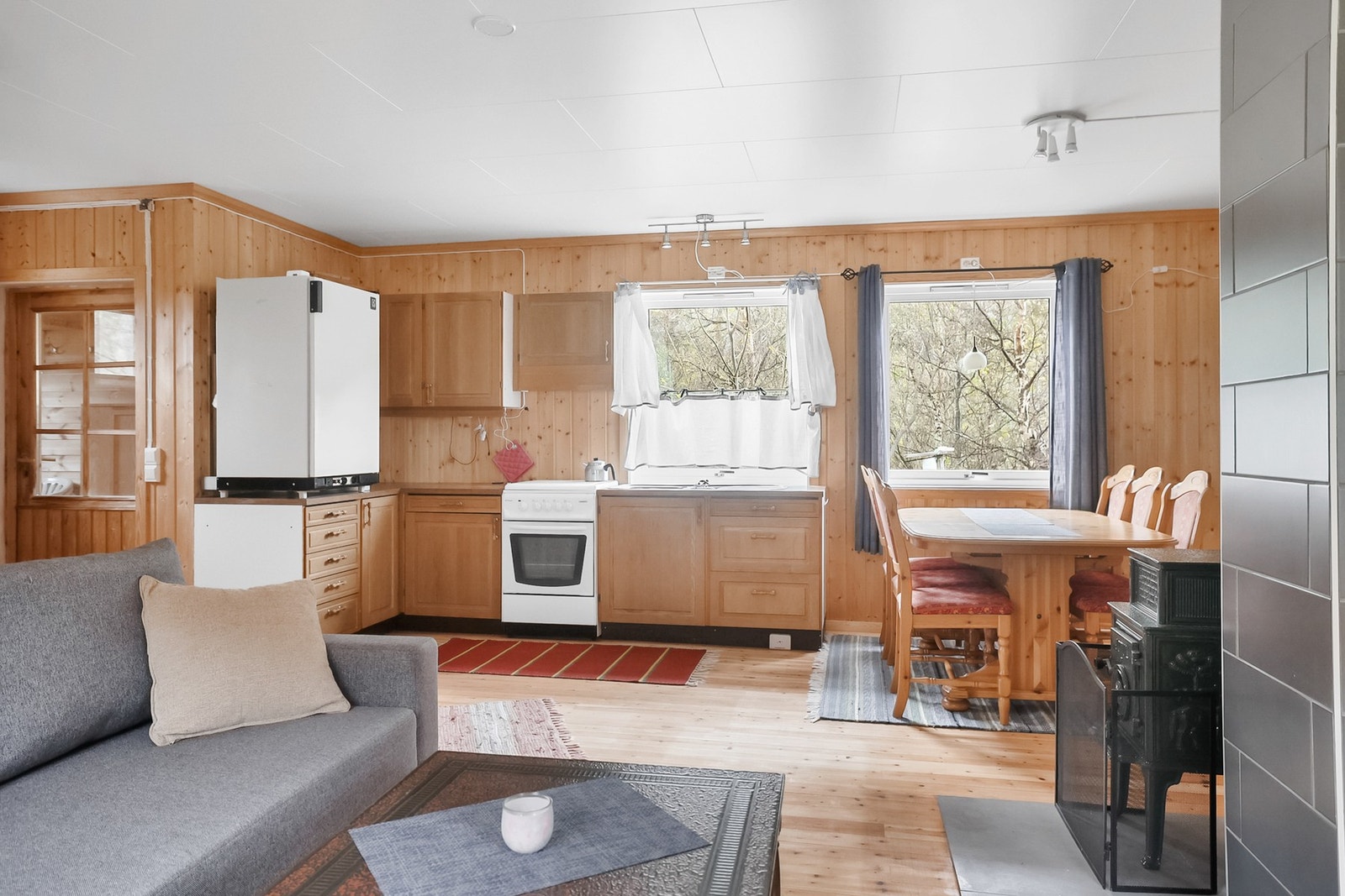 Det er fine vindusflater som slipper inn rikelig med dagslys. Galleribilde