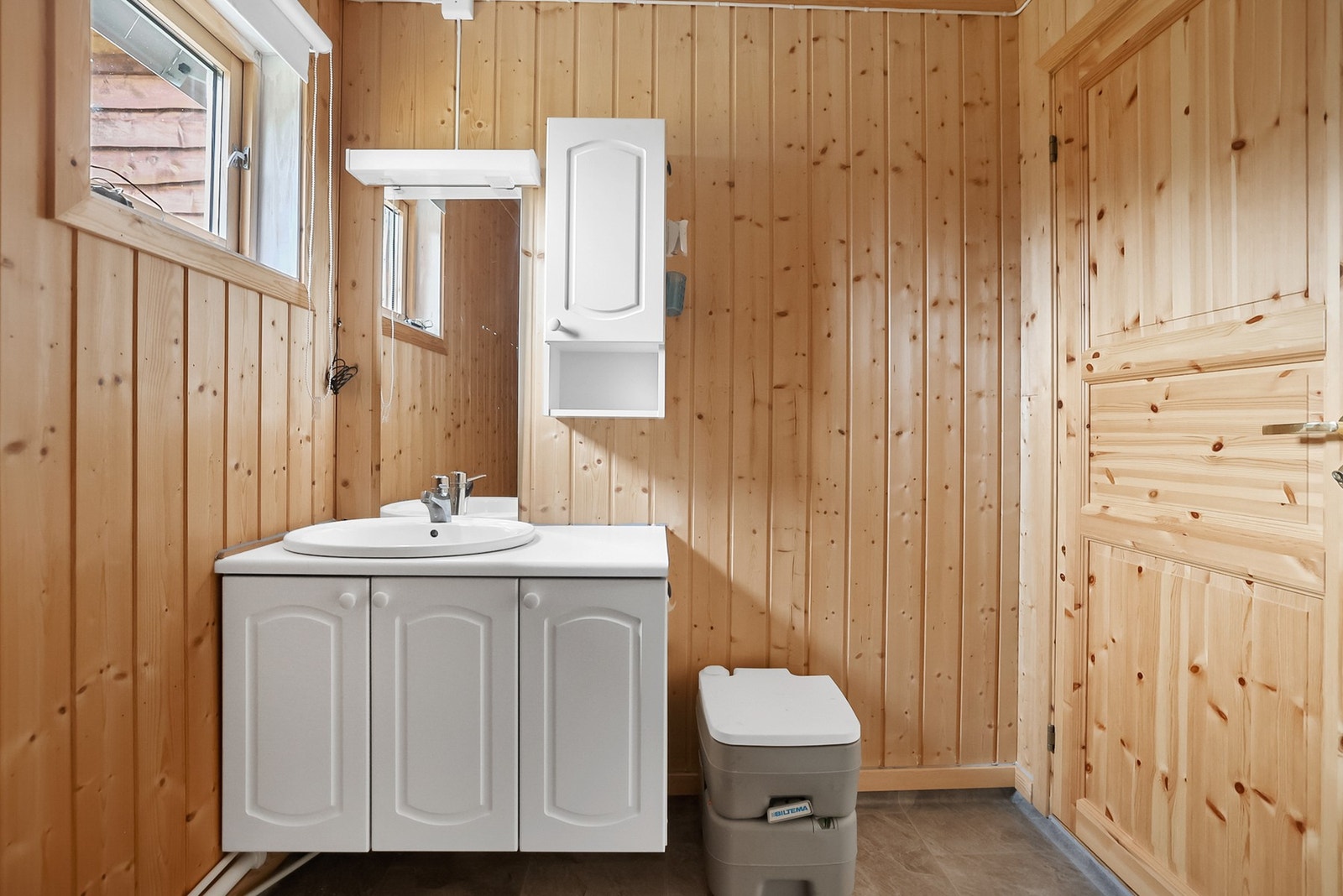 Badet er utstyrt med en lys innredning med nedfeltservant og tilhørende speil. Galleribilde