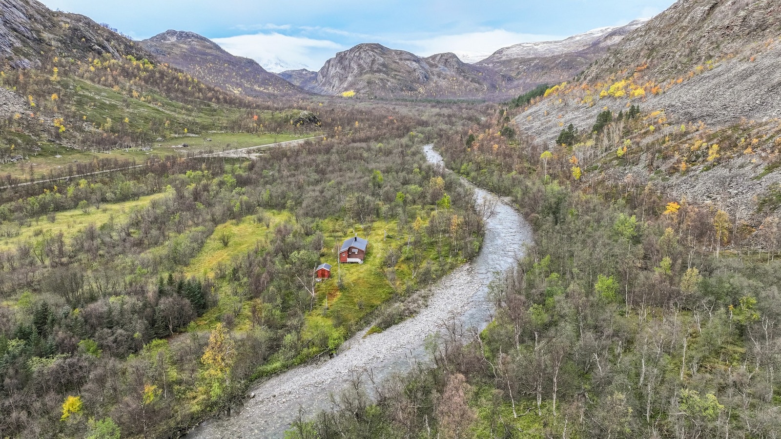 For daglige innkjøp finner du Coop Prix Talvik 21 minutter unna. Galleribilde