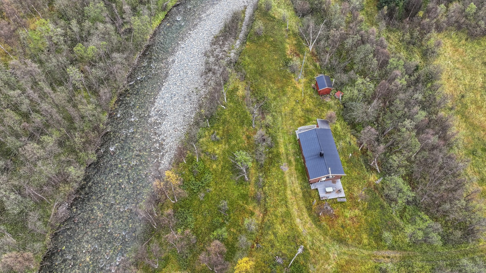 Alta sentrum ligger 49 minutter unna, og Alta lufthavn nås på 56 minutter med bil. Galleribilde