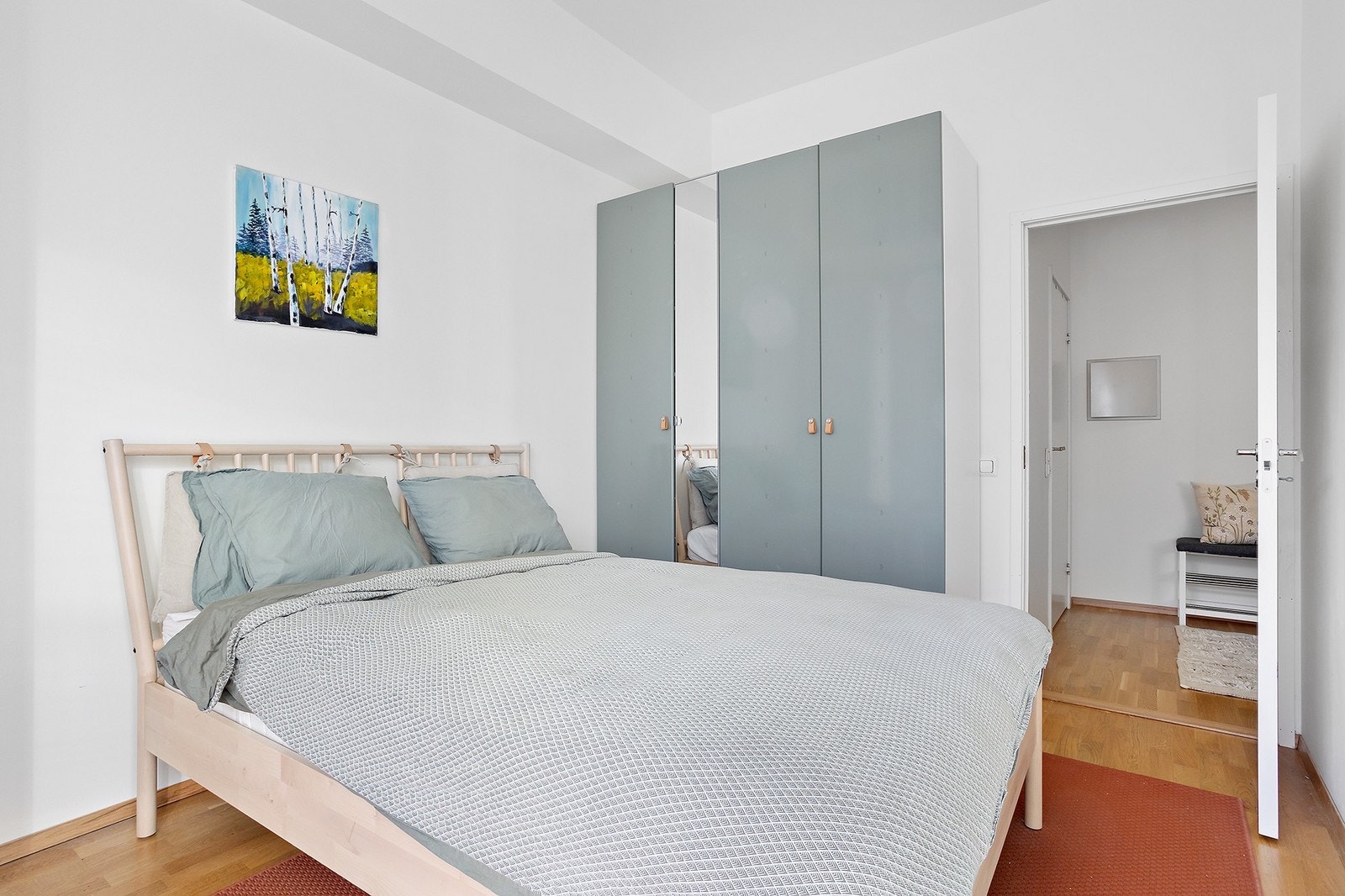 Det er også satt opp et garderobeskap med god plass til oppbevaring Galleribilde