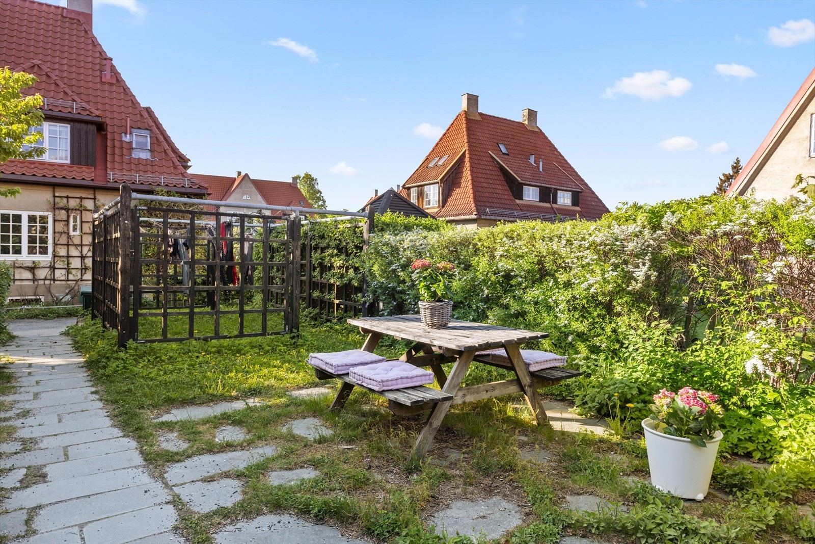 Den interne gårdsrommet er hyggelig med trygge internveier, sitteplass og tørkestativ. Galleribilde