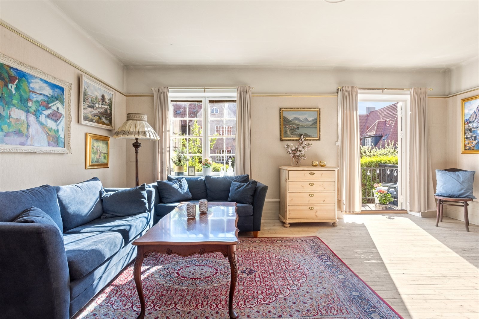 Boligen går over fire etasjer, og har en innholdsrik og familievennlig planløsning. Innvendig har boligen en gjennomgående eldre standard, hvor oppussing må påregnes. Her har man et fantastisk utgangspunkt for å skape sitt eget drømmehjem. Galleribilde