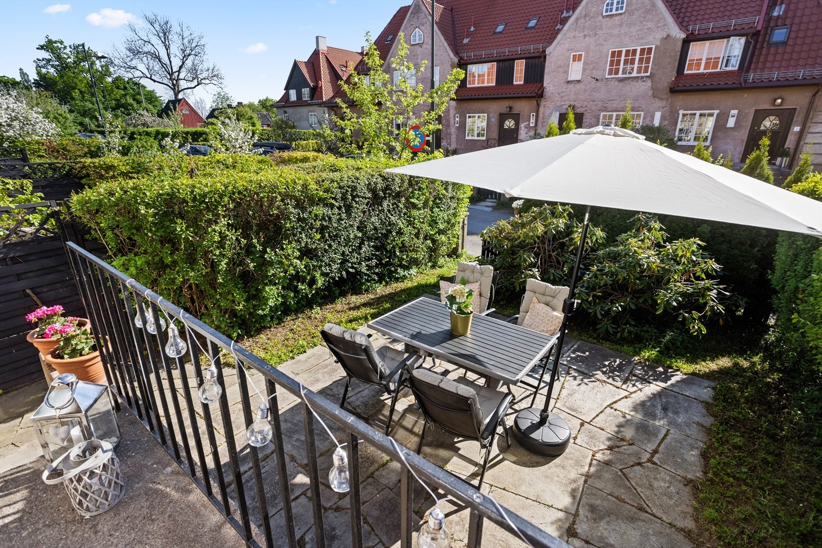 Hageparsellene ligger skjermet og frodig til, og utgjør nydelige oaser til glede for både store og små hele året rundt. Galleribilde