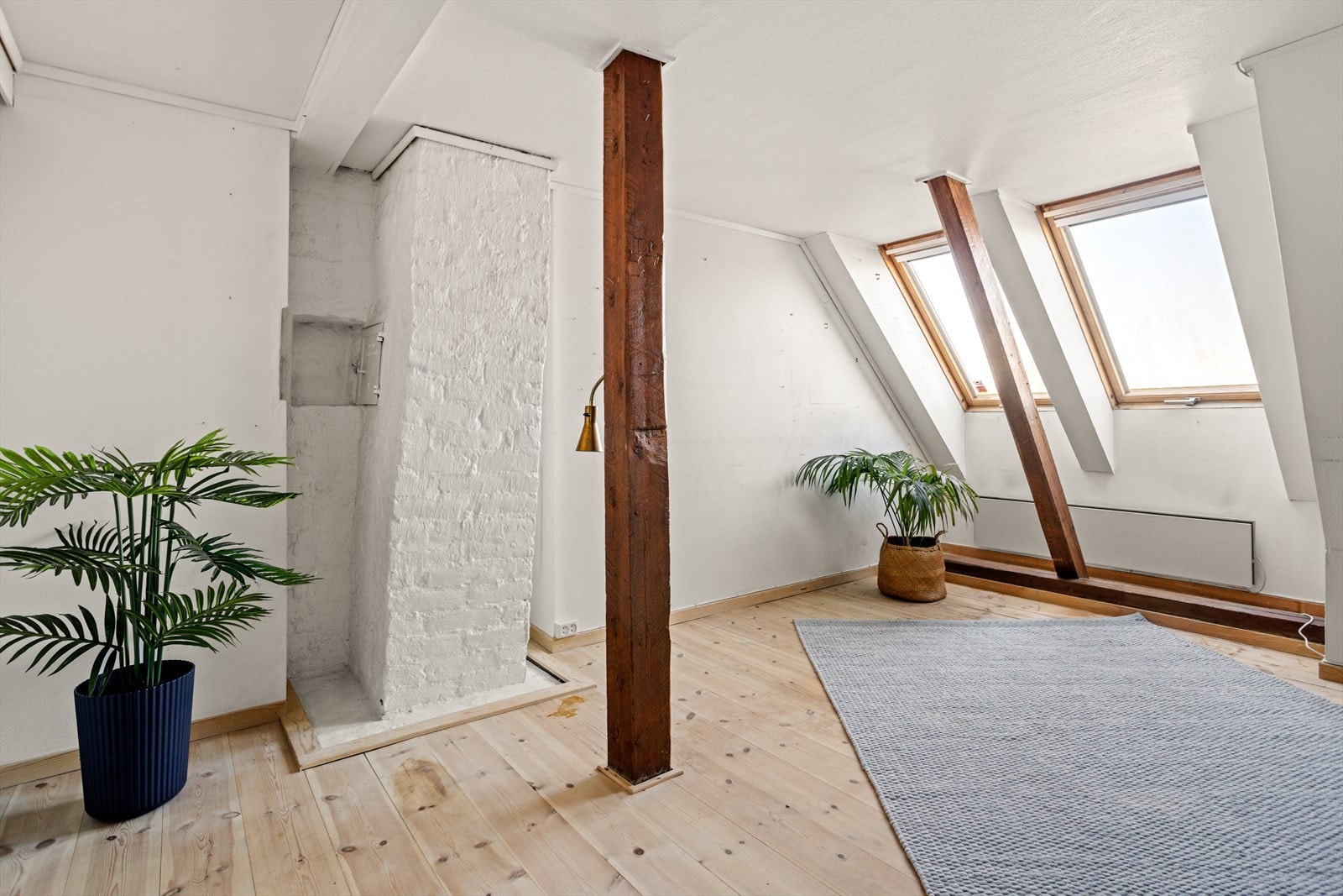 Loftet kan innredes og benyttes etter behov - her er det mange muligheter. Rommet er ikke godkjent for varig opphold. Loftet har store takvinduer som gir rikelig med naturlig lysinnslipp. Galleribilde