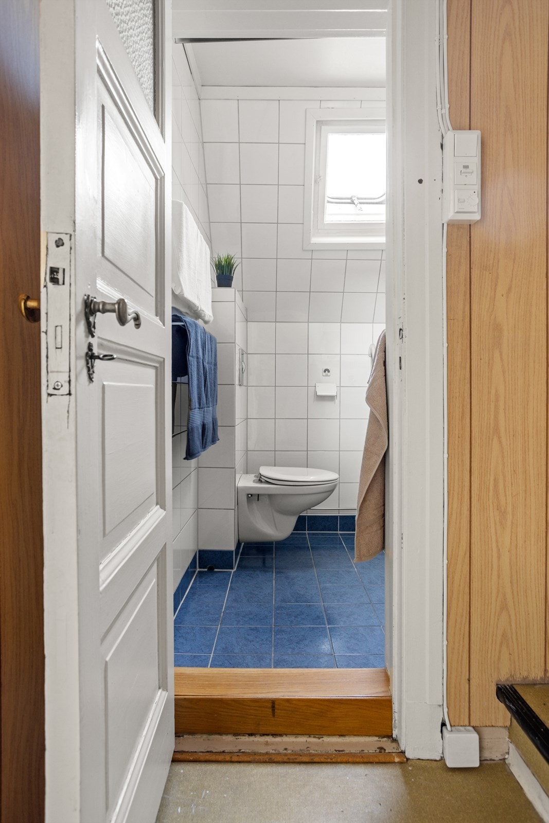 Soverommene ligger i fin tilknytning til et praktisk baderom. Galleribilde