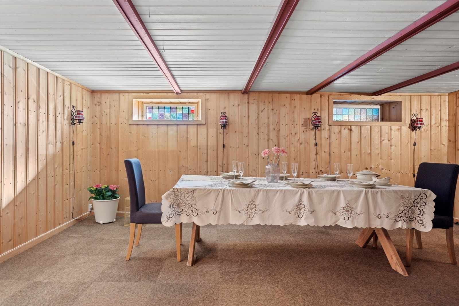 Kjelleren har også flere bruks- og innredningsmuligheter. Kjelleren er ikke godkjent for varig opphold. Galleribilde