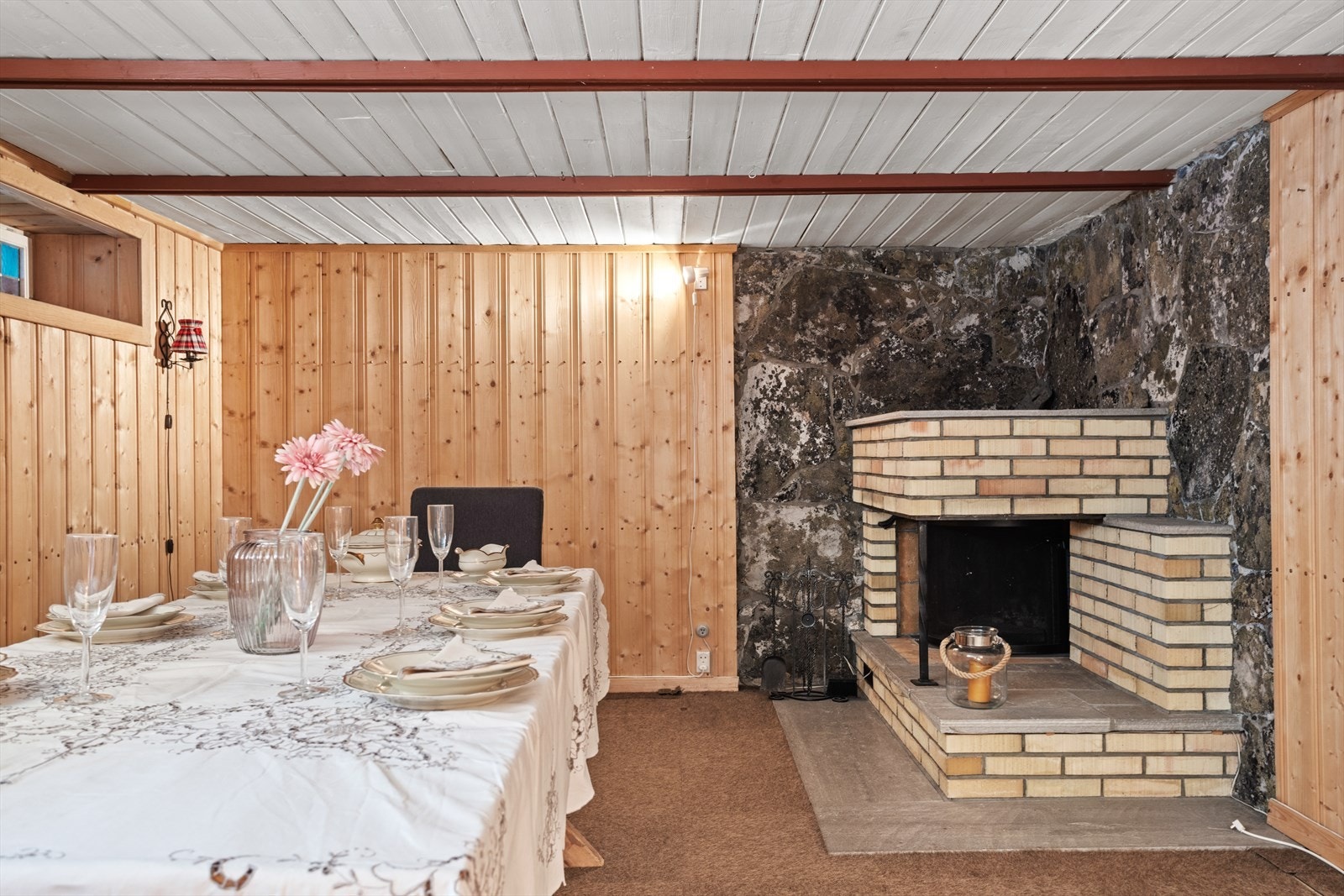 Kjellerstuen har en stemningsfull peisovn. Galleribilde