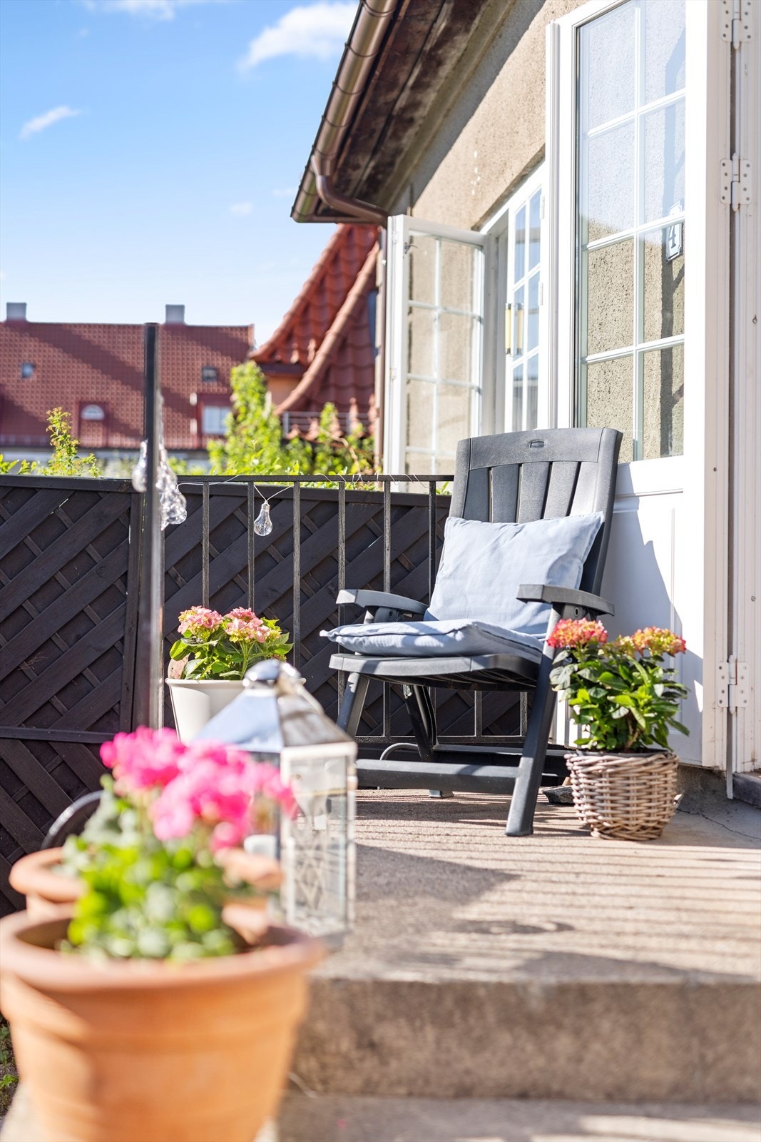 Verandaen er på 3 m² og har plass til enklere utemøblement. Fra verandaen kommer man ned til hagearealet. Galleribilde