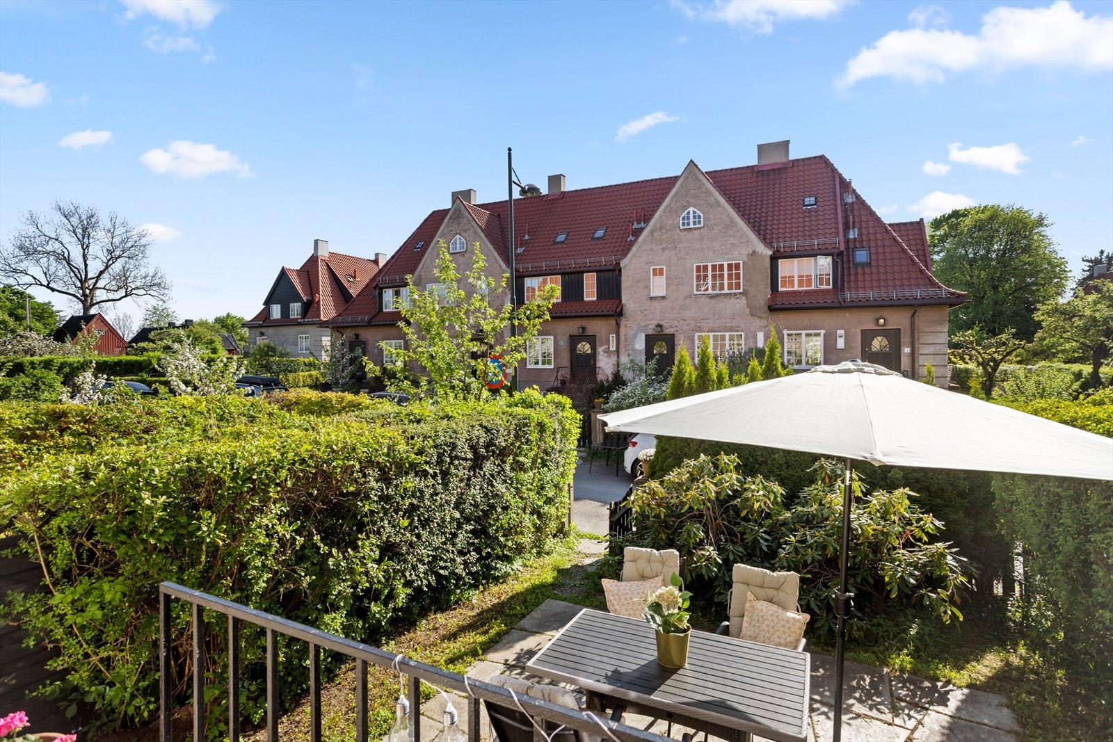 Hagene har svært gode solforhold. På inngangssiden får man solen inn tidlig formiddag og på denne siden har man solen på ettermiddagen og utover kvelden. Galleribilde