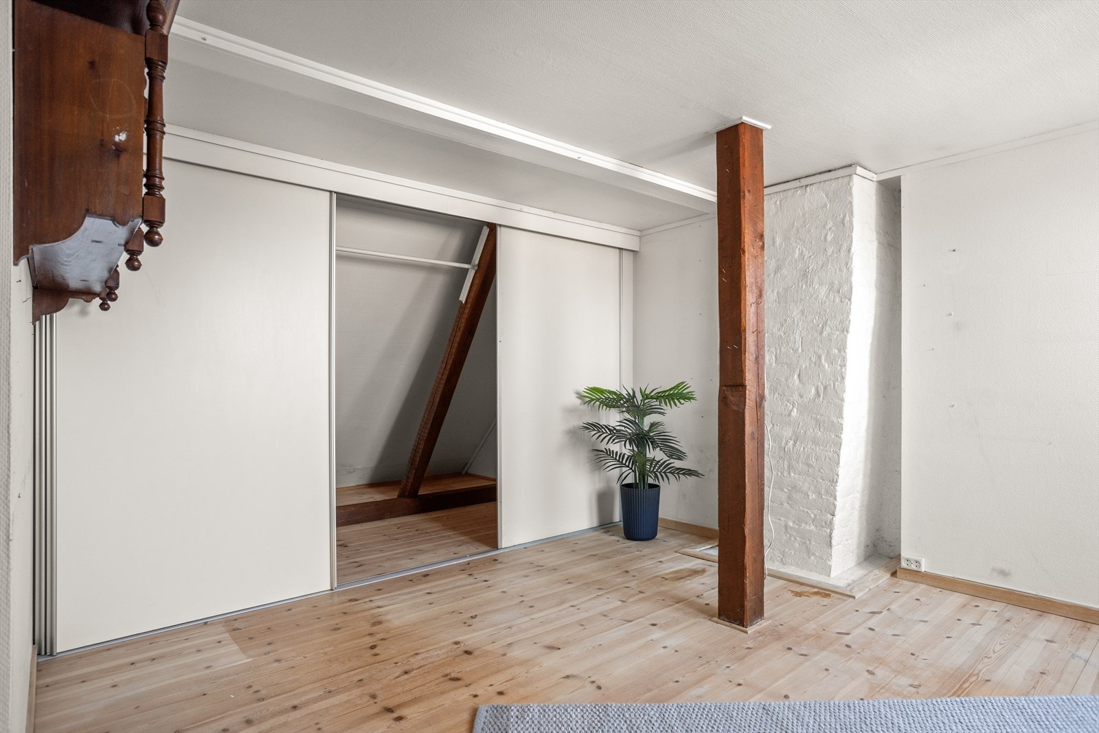 Loftet har i tillegg gode oppbevaringsmuligheter. På loftet er det i tillegg videre tilgang til lagringsloft med god takhøyde (ikke målbart areal). Galleribilde