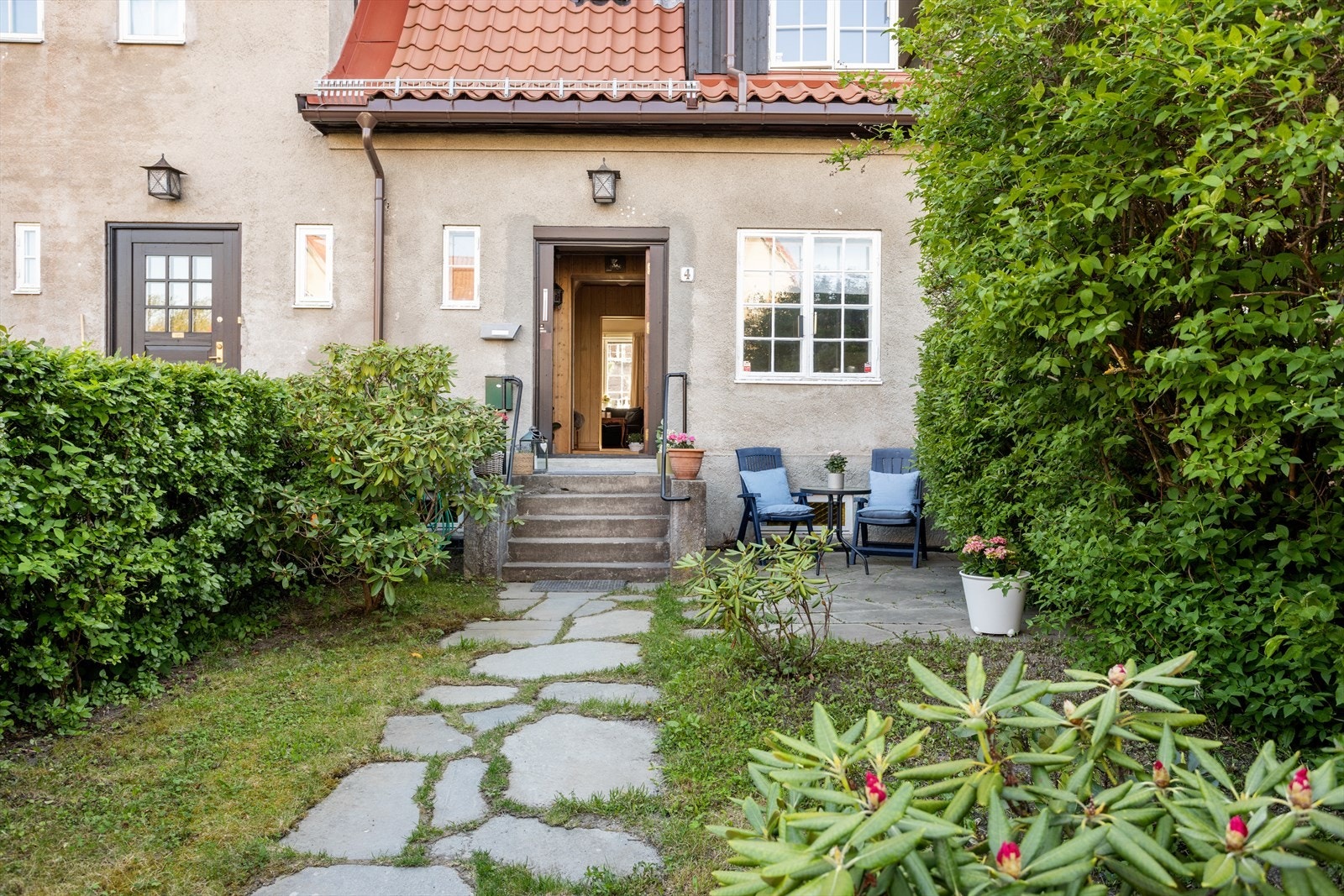 Rekkehuset har to flotte hageparseller - en ved inngangspartiet og en med direkte utgang fra stuen. Galleribilde