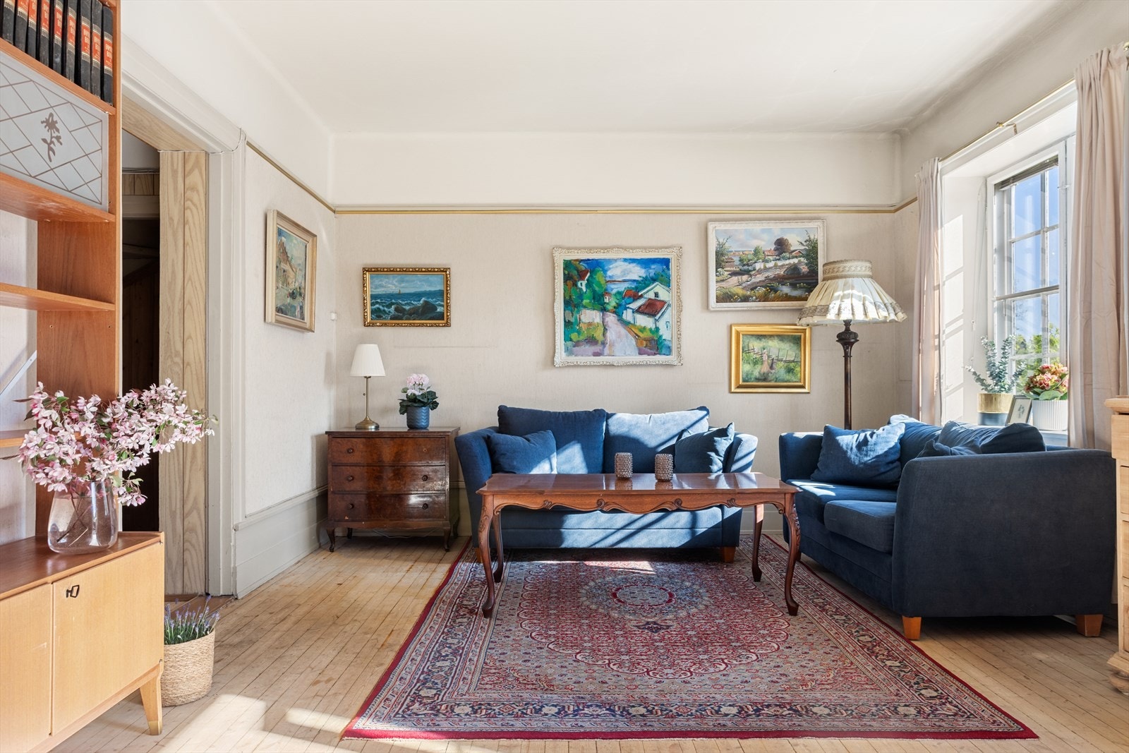 Stuen oppleves lys og luftig og har en god takhøyde på 2,71 meter. På gulvet er det originale tregulvet bevart. Galleribilde