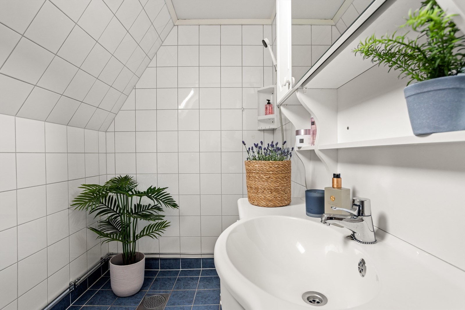 Badet er fra ca. 2000, og består av vegghengt wc, servant i diverse innredning og dusj i hjørne. Galleribilde