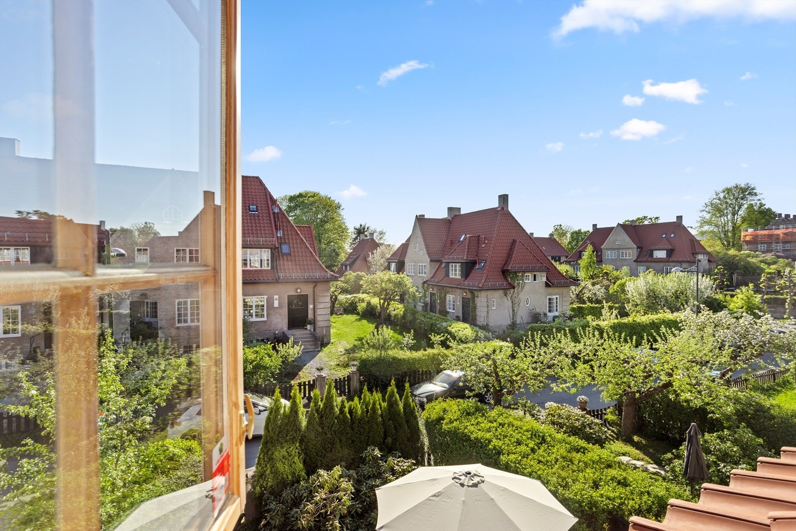 Også fra soverommene som vender ut mot den andre siden har man hyggelig og frodig utsyn. Galleribilde