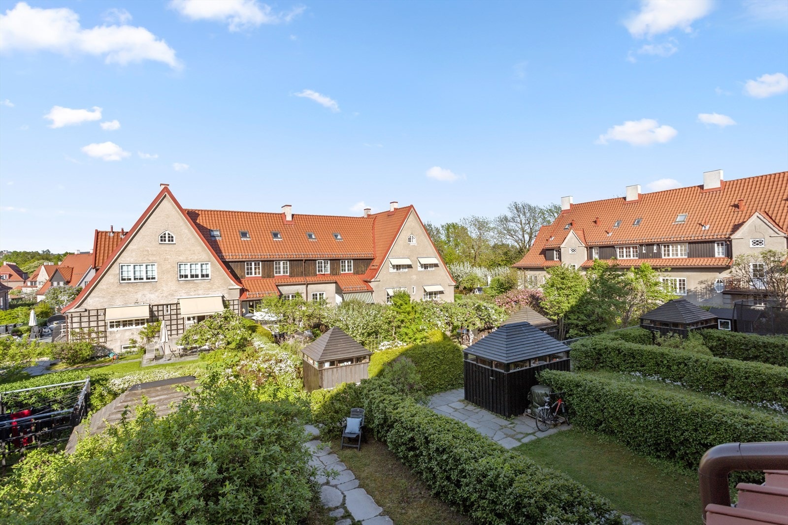 Her ser man utover nabolaget og dens frodige hager og ærverdige bebyggelse. Galleribilde