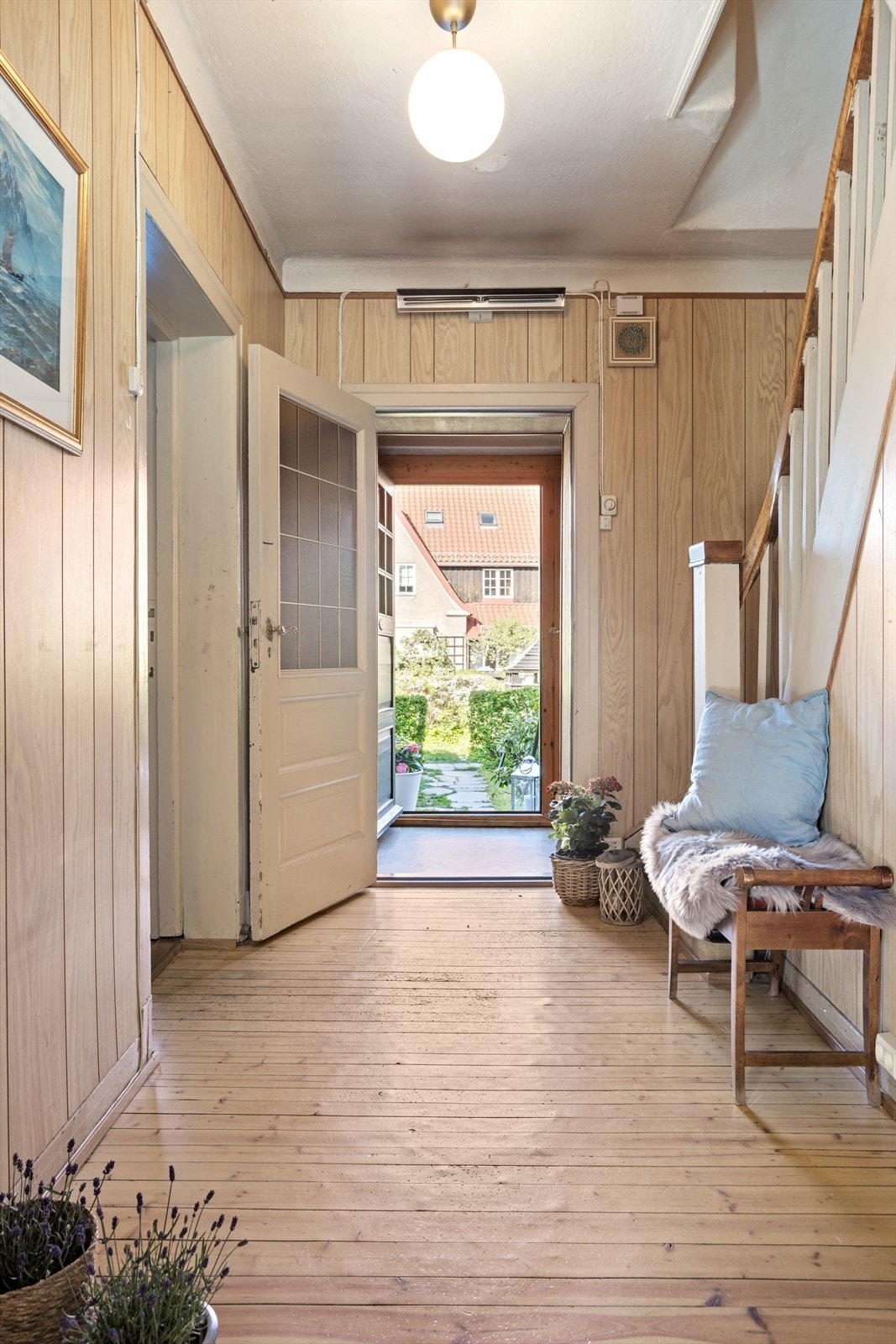 Mellomgangen binder rommene fint sammen. Videre kommer man opp til boligens 2. etasje. Galleribilde