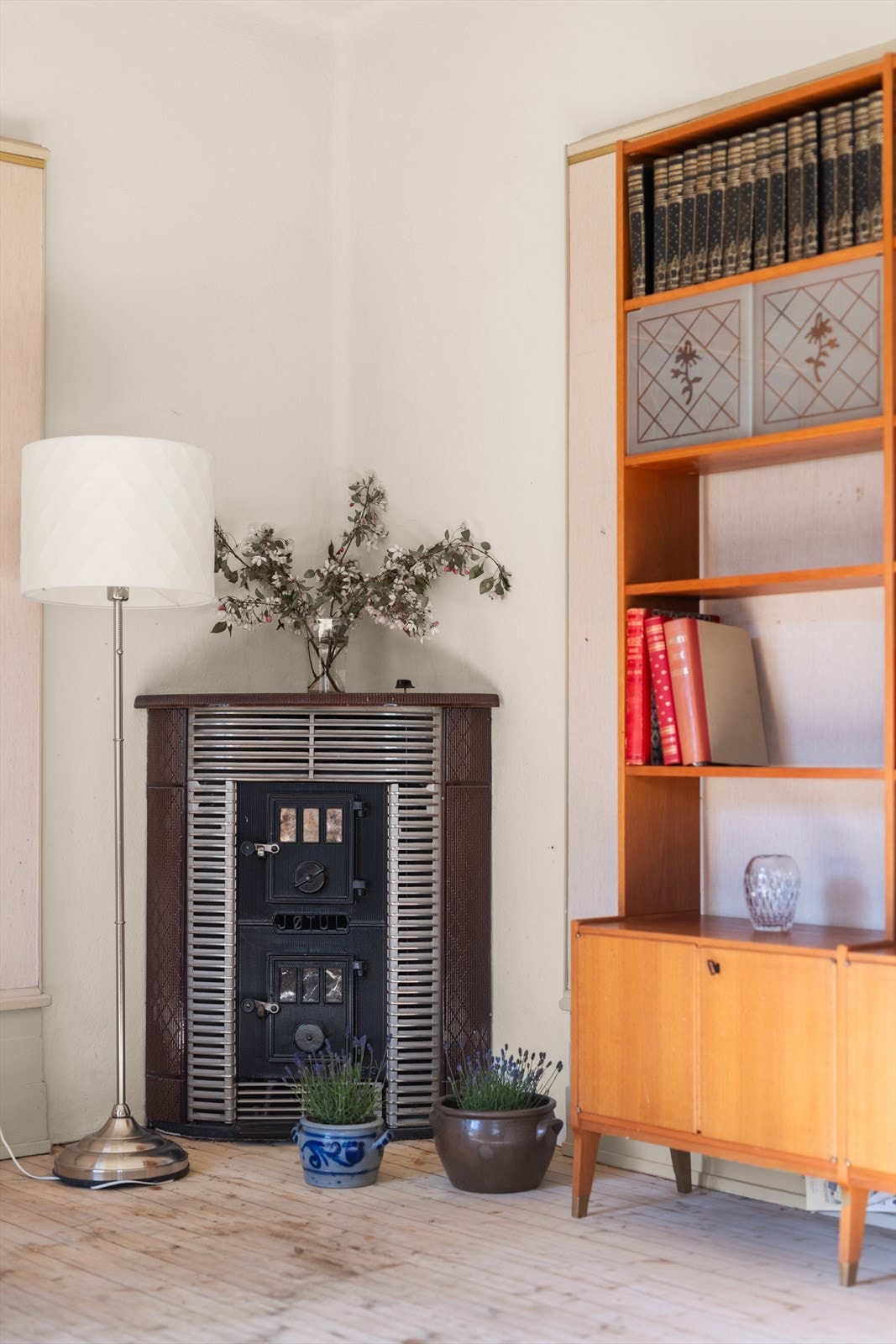 Stuen har en klassisk kamin som utgjør et flott element til rommet. Kaminen er ikke i bruk. Galleribilde