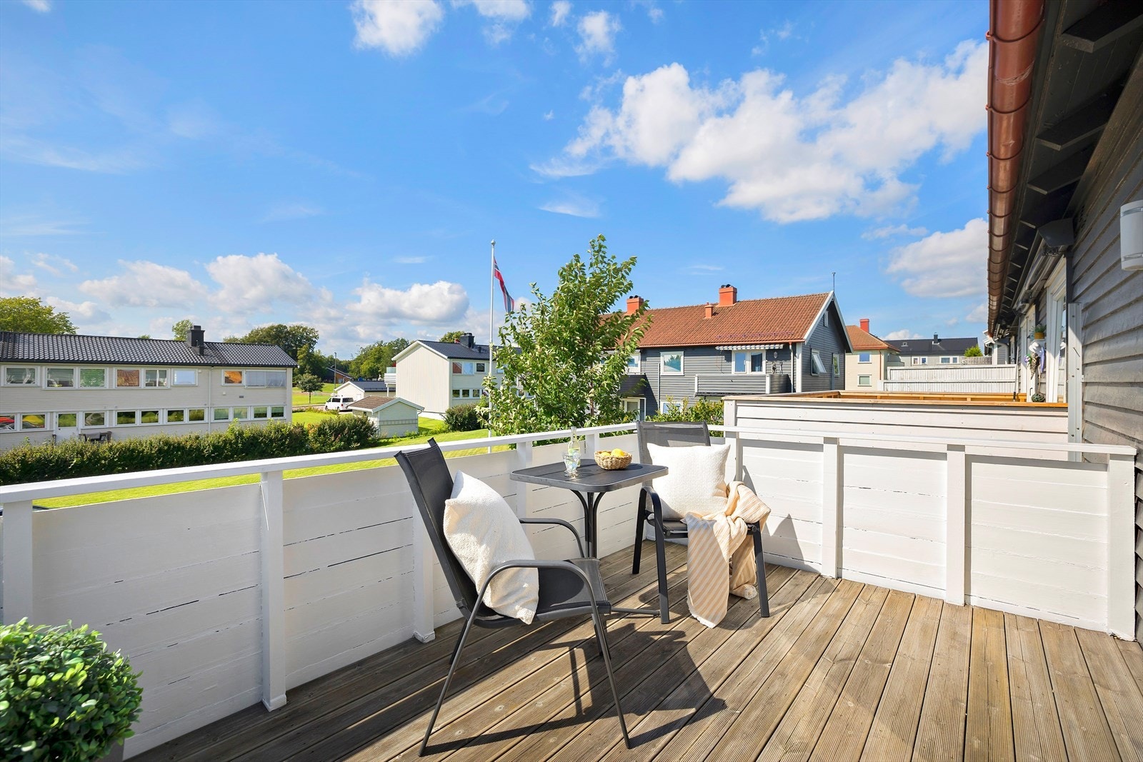 Ute på balkongen er det ekstra deilig å nyte solrike dager, grille og slappe av Galleribilde