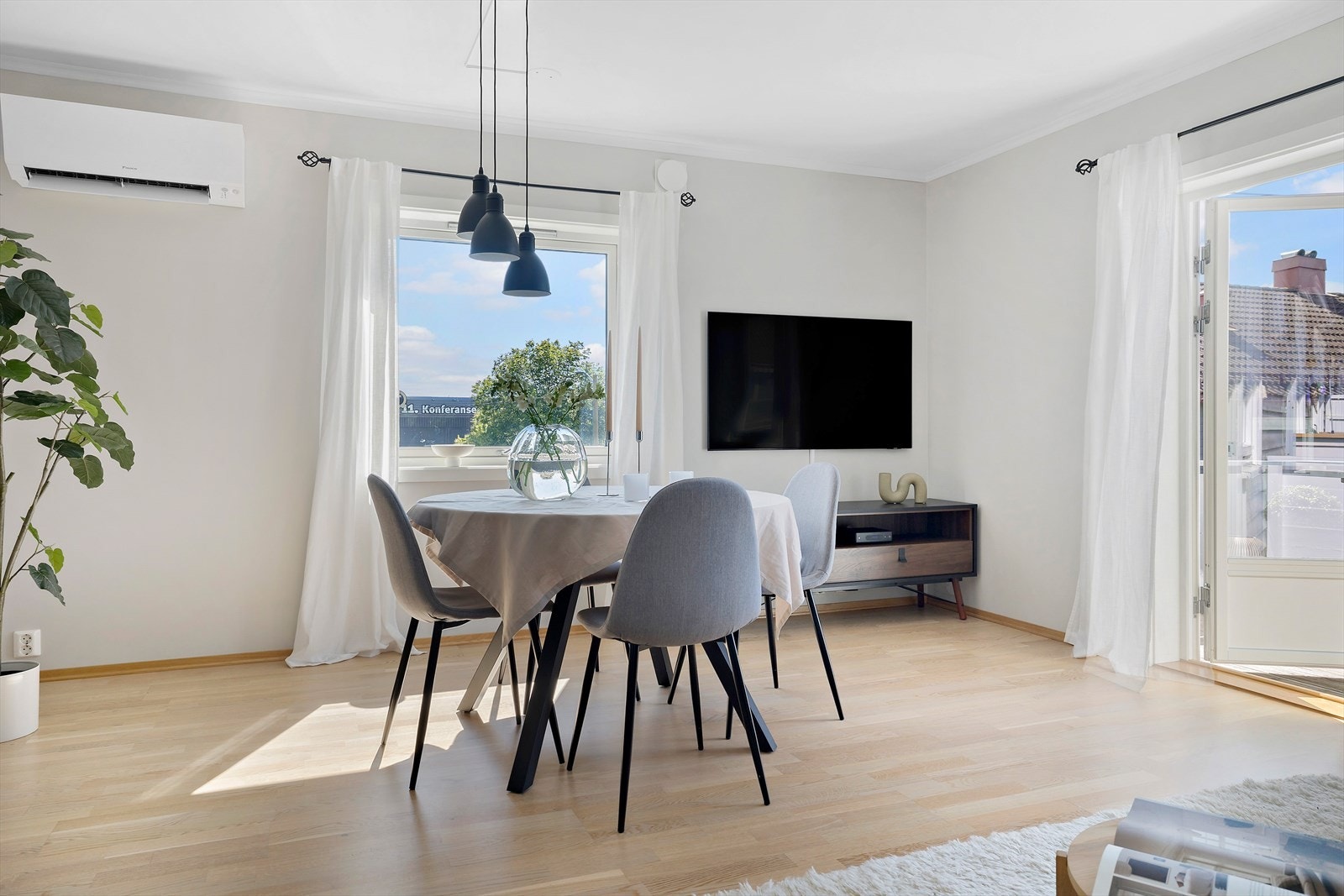 Leiligheten har varmepumpe installert i både soverom og i stue - nydelig tilskudd hele året! Galleribilde