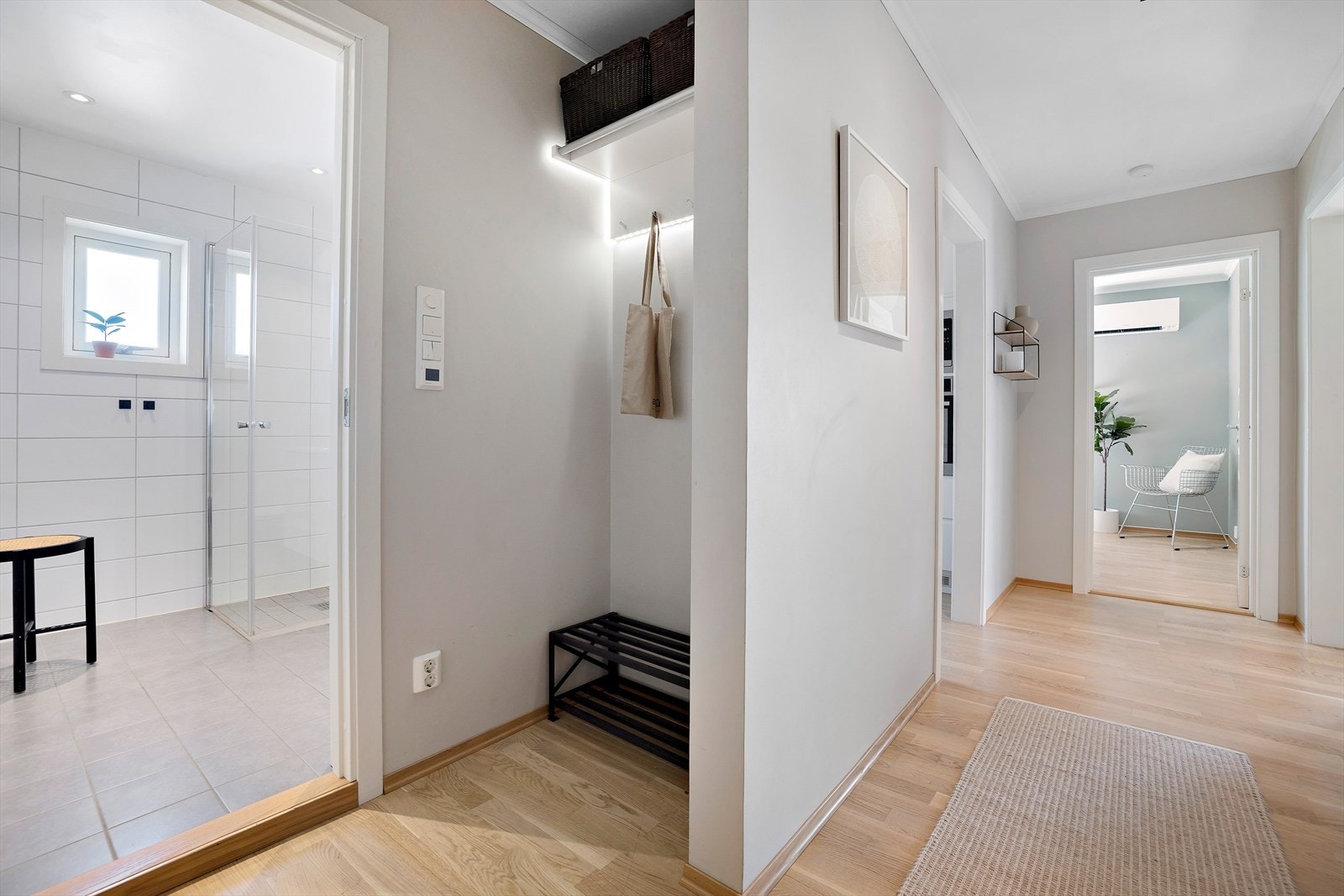 Leiligheten har en fin entré med egen nisje til oppheng av yttertøy Galleribilde