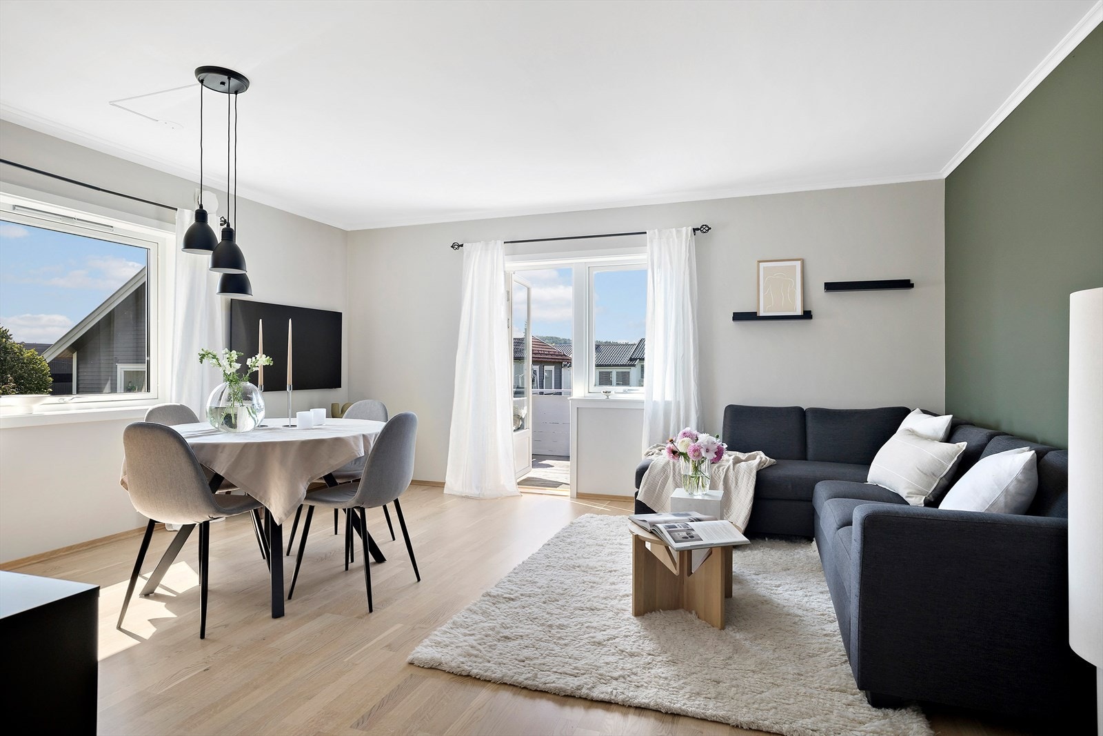 Lys og pen stue med mange gode innredningsmuligheter Galleribilde