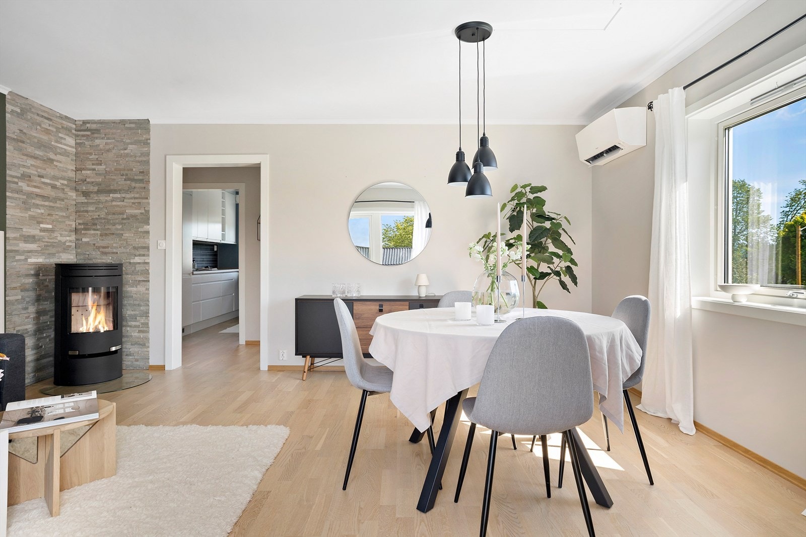 Romslig stue med god plass til både sofagruppe og spisebord. Peisen blir et naturlig blikkfang i rommet Galleribilde