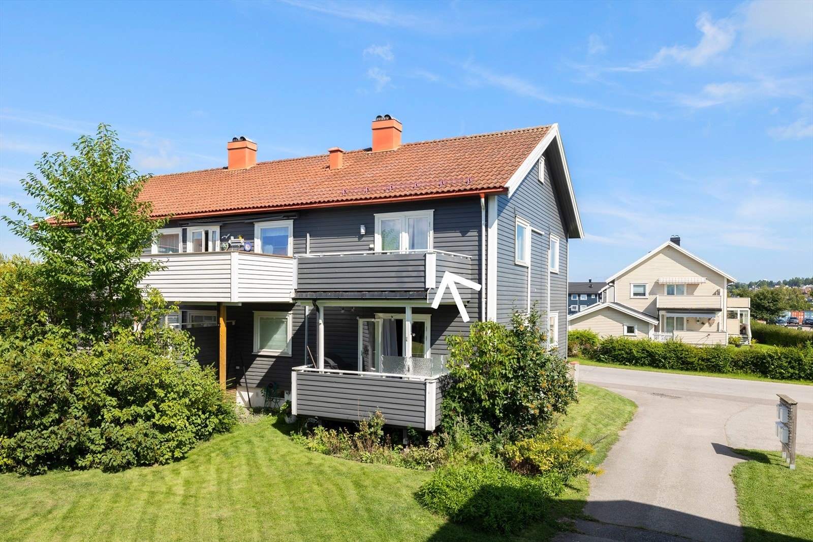 Fasade - balkongen er pusset opp etter foto Galleribilde