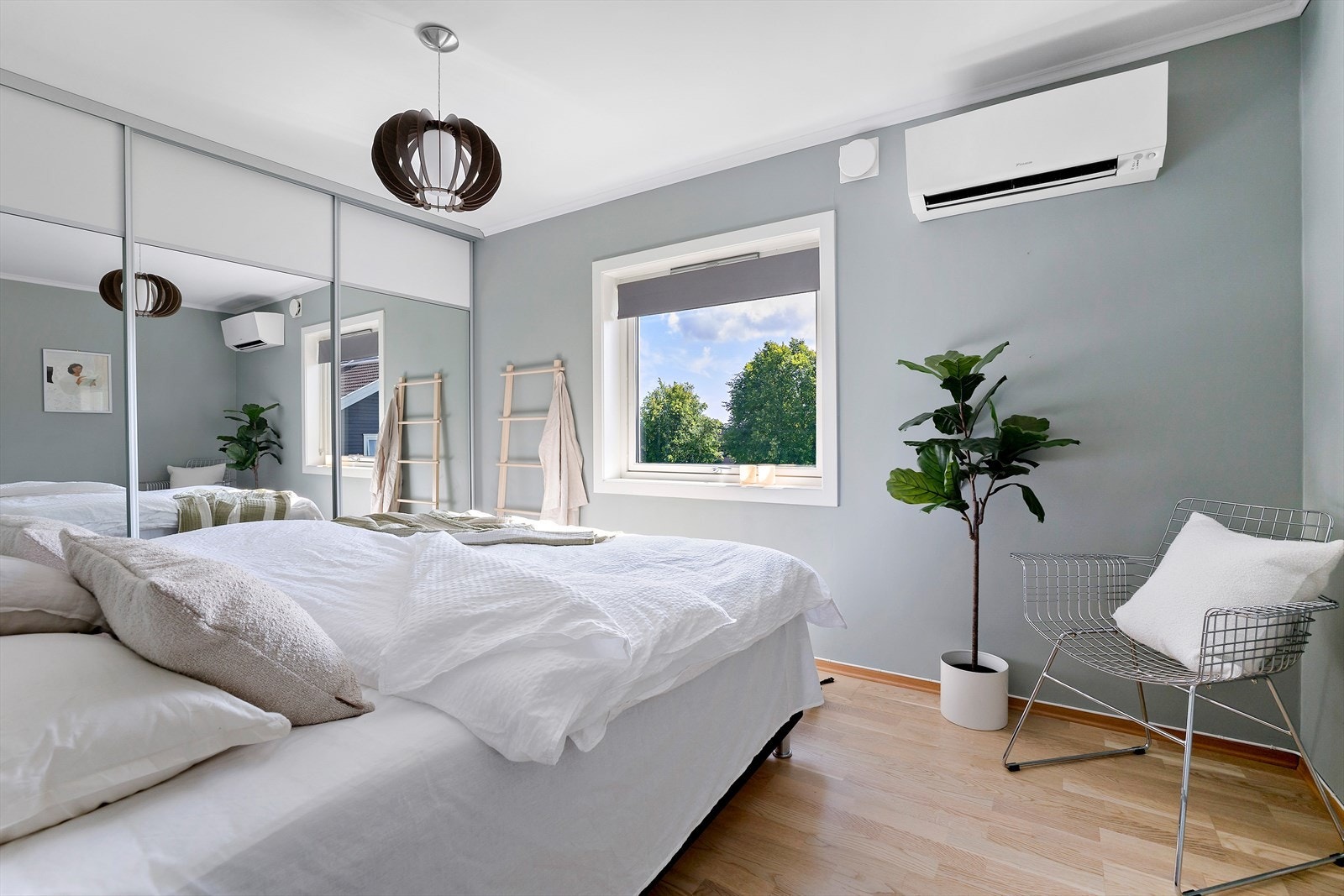 Soverommet er ekstra romslig med en stor skyvedørsgarderobe Galleribilde