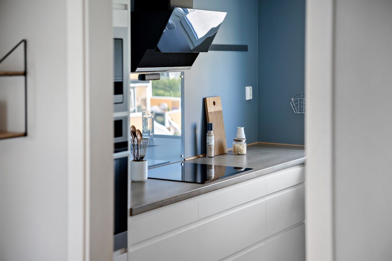 Moderne og integrerte hvitevarer som medfølger salget Galleribilde