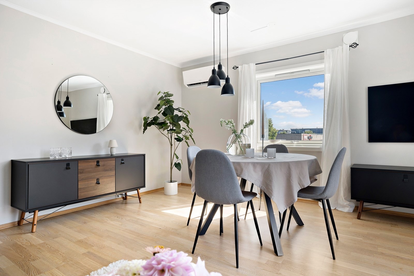 Leiligheten har en god og romslig planløsning - store vindusflater gir et ekstra lyst og lyftig uttrykk Galleribilde