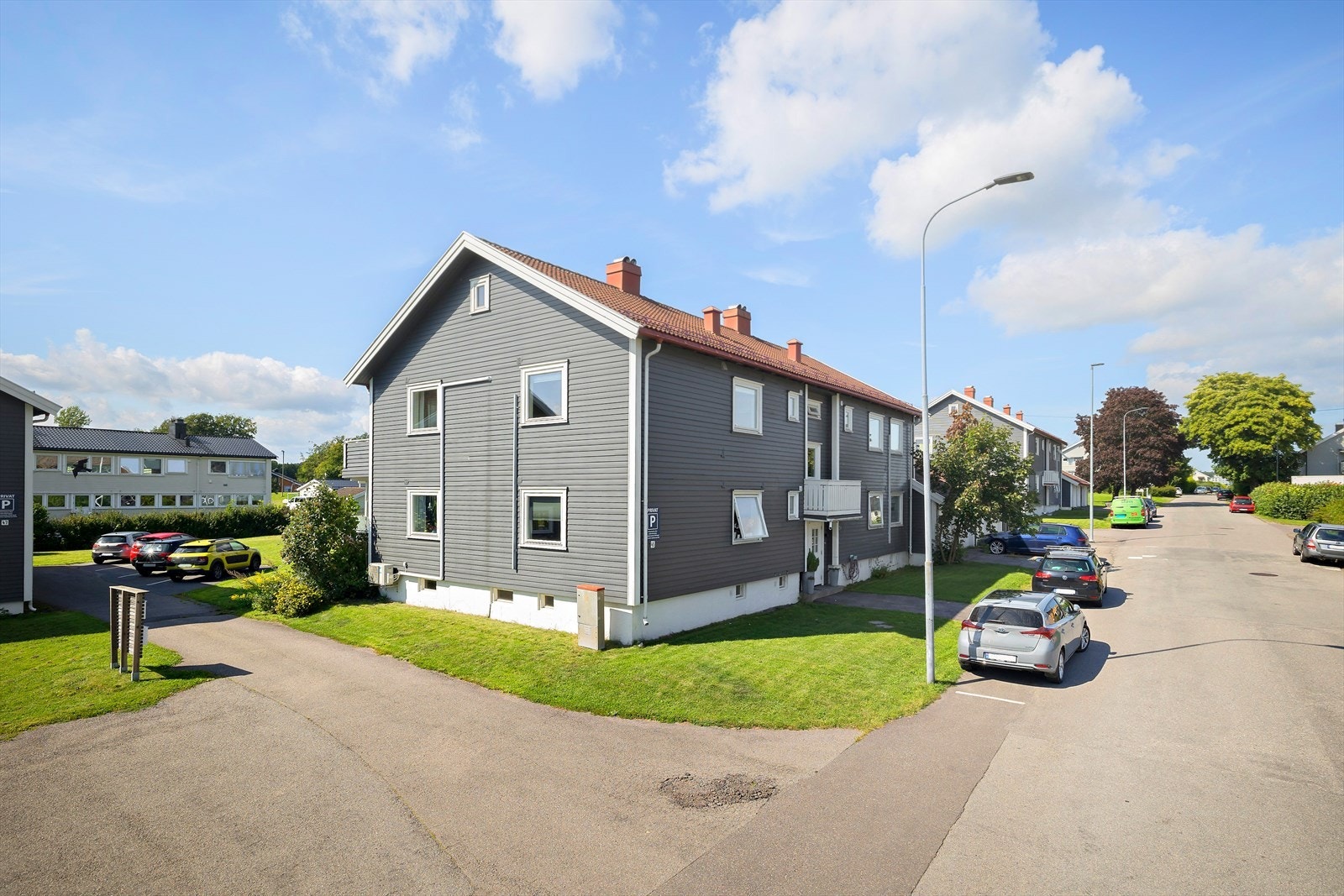 Fasade og parkeringsplassene Galleribilde