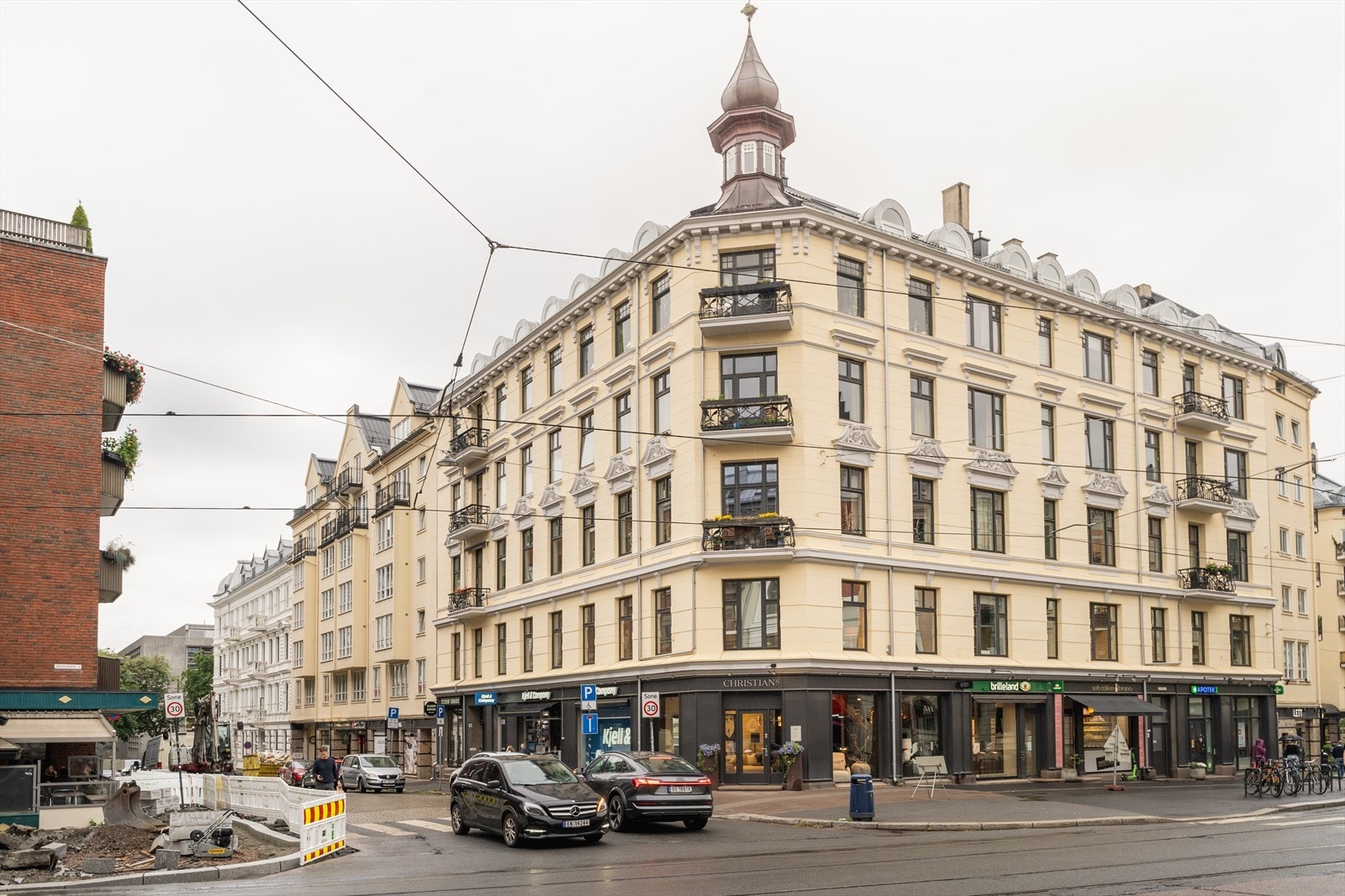 Svært kort vei til apotek og gode næringstilbud på bakkeplan Galleribilde