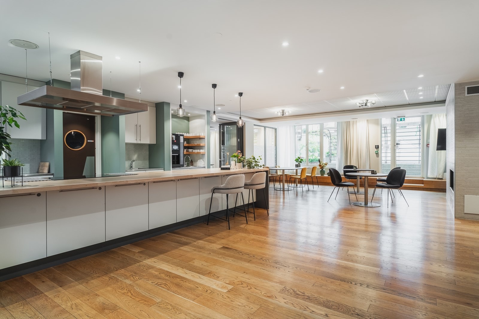 Boligen er i et Selvaag plussbolig konsept med serviceområde og bemannet resepsjon. Tilgang til delikate fellesrom. som blant annet treningsrom, serviceområde med kaffemaskin og gratis aviser, mulighet for å leie selskapslokale m.m. Galleribilde