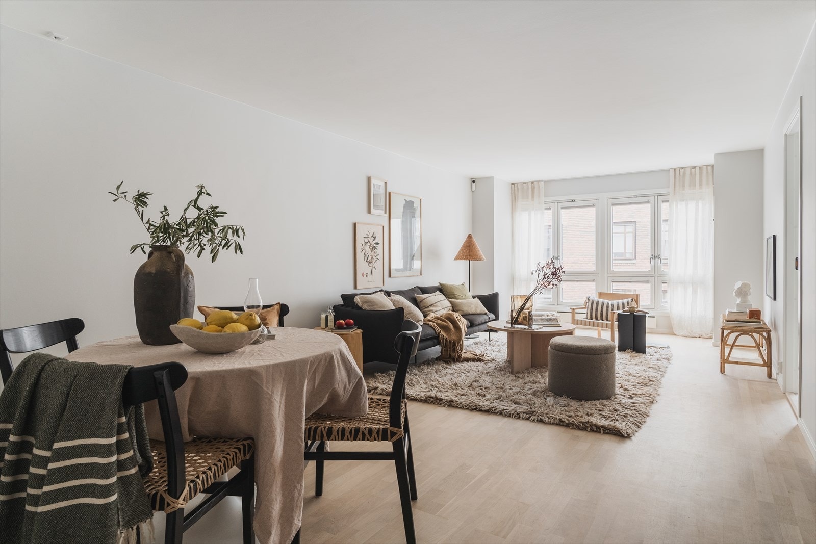 Lys og fin 3-roms med eiet garasjeplass og heis. Selvaag + konsept med flotte fellesarealer mm. Fantastisk beliggenhet. Galleribilde