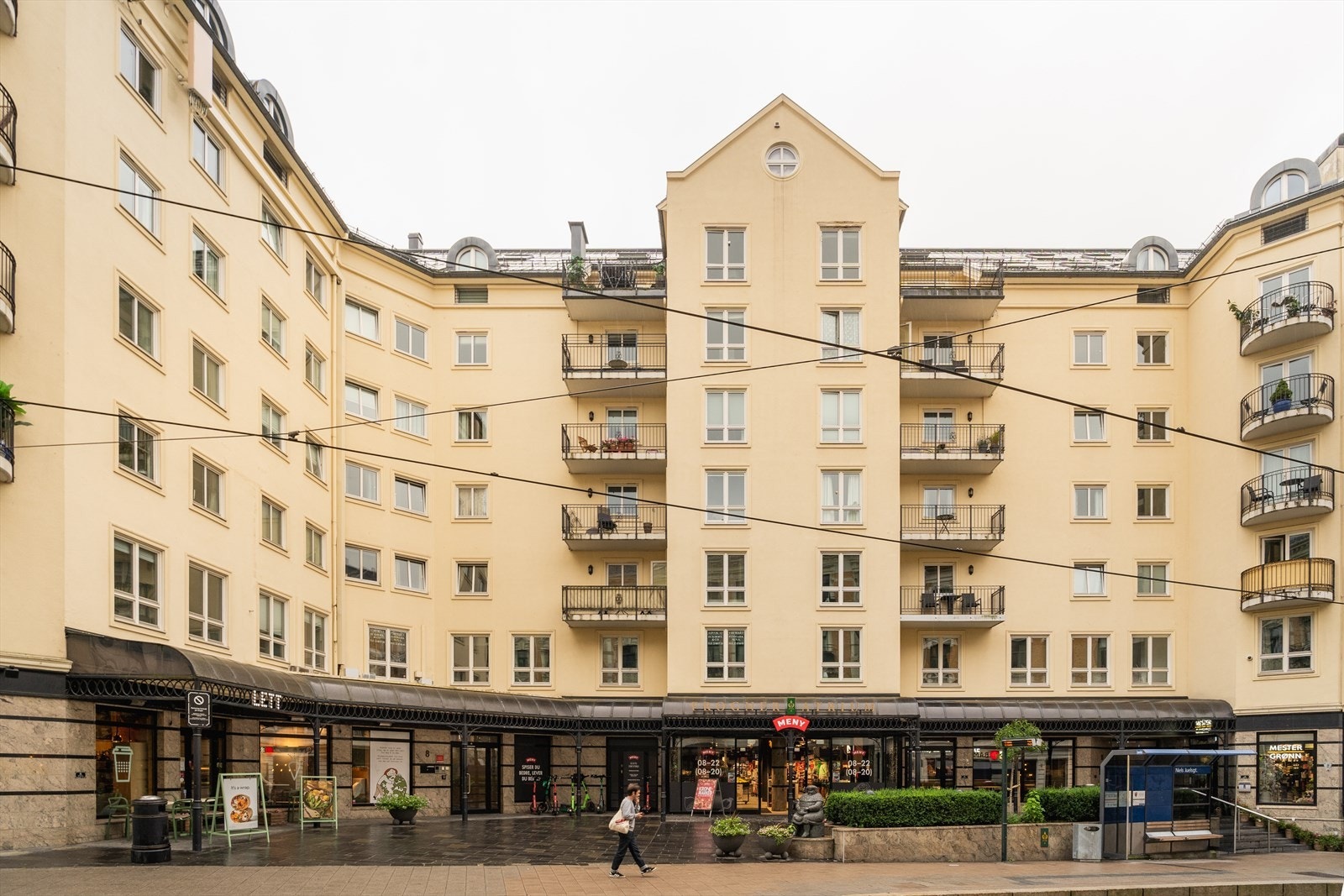 Fasade; På bakkeplan er det blant annet Lett, Meny og Mester Grønn Galleribilde